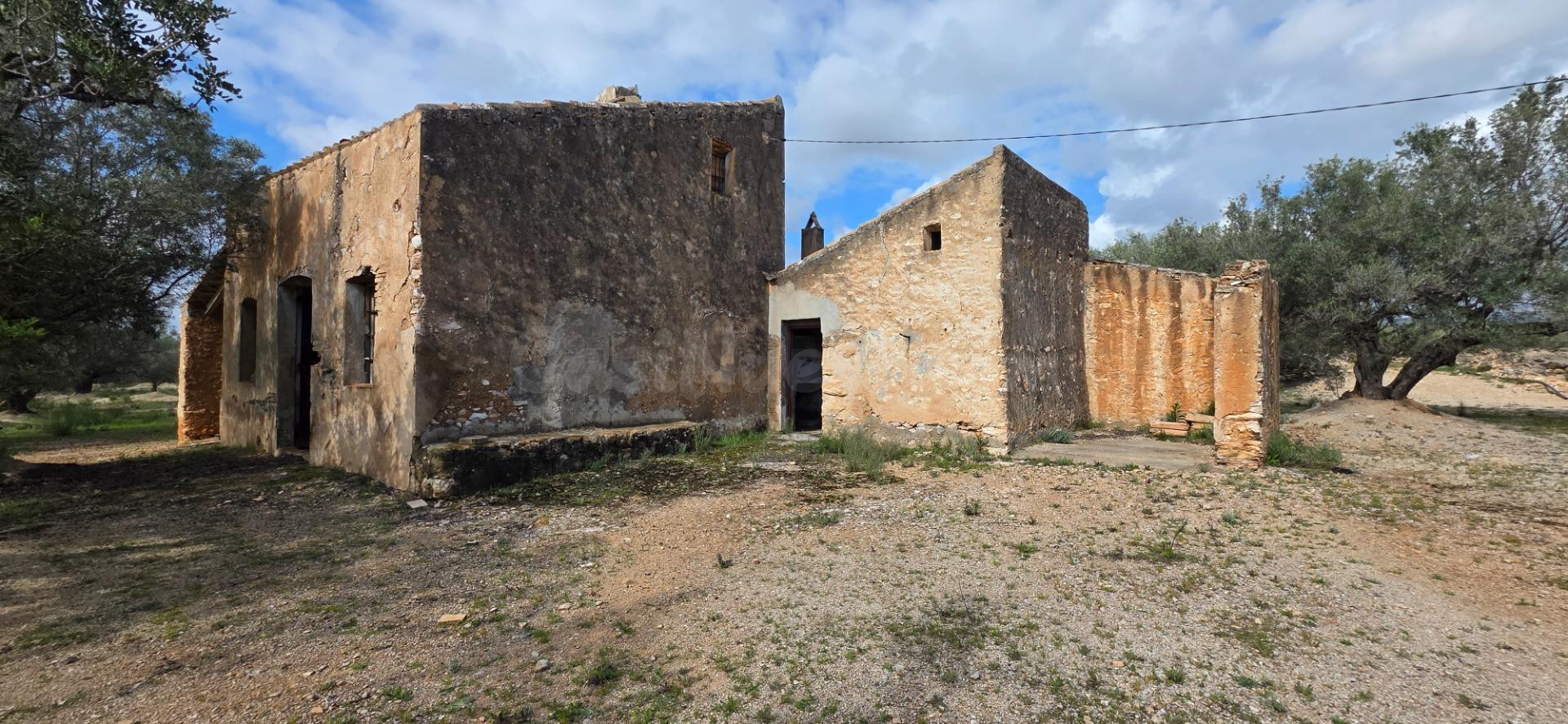 Proyecto rural con masía y licencias en entorno natural privilegiado