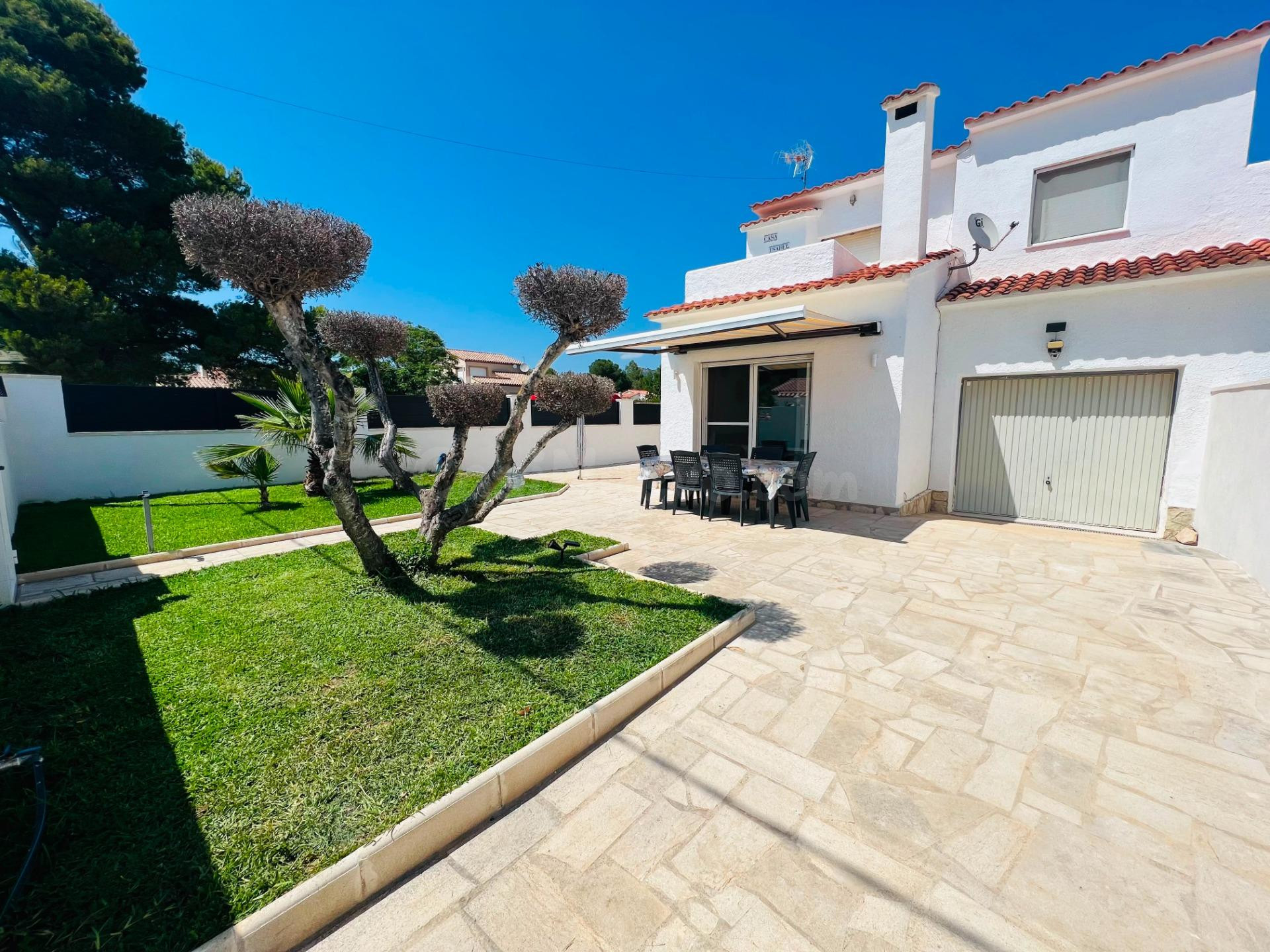 Magnífico Chalet Unifamiliar en Parcela Esquinera de 750 m2  - foto 2