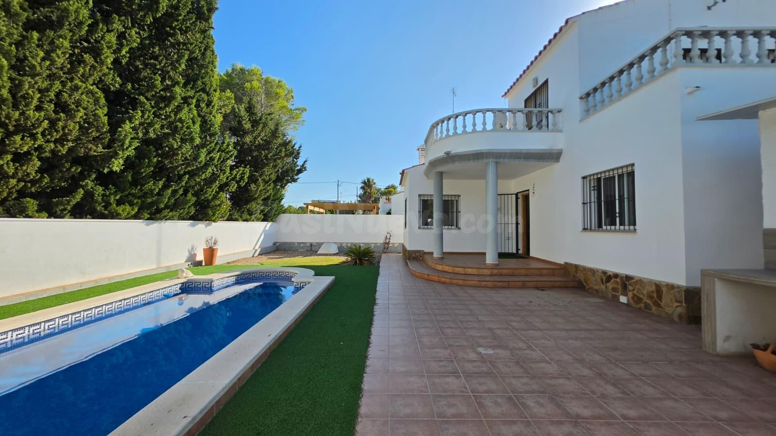 Espacioso Chalet con Piscina y Amplia Parcela en L’Ametlla d