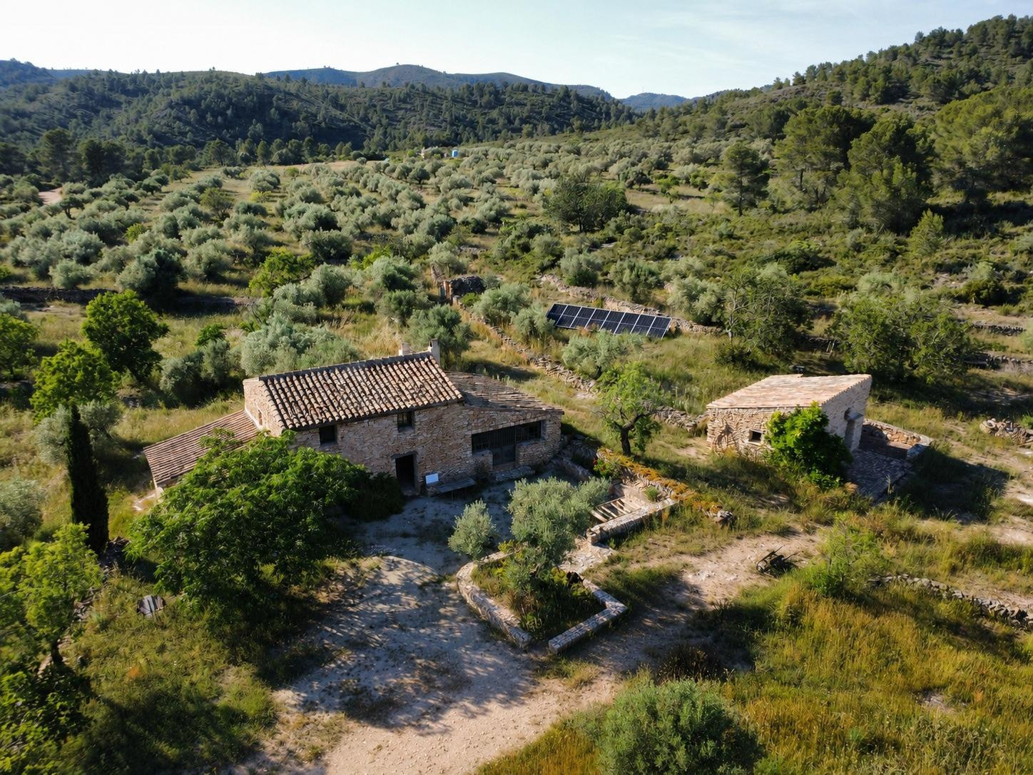 Espectacular Finca Rústica con Dos Viviendas, Masía para Rehabilitar y Total Autosuficiencia