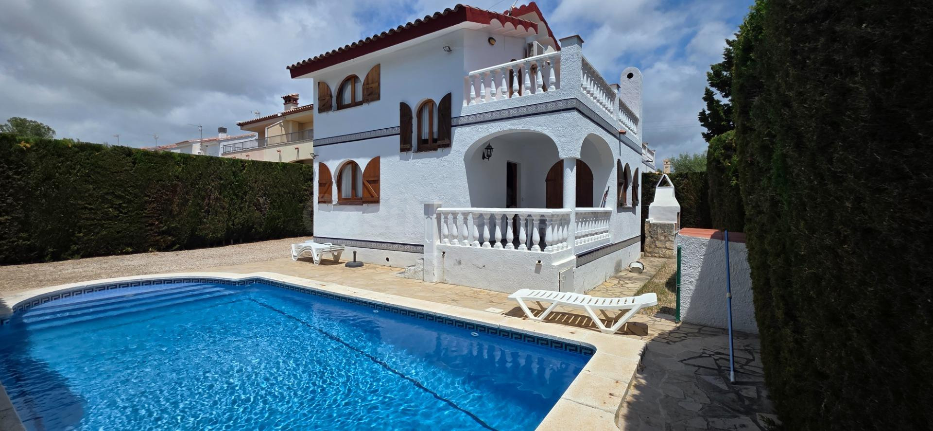 Chalet Unifamiliar con Piscina Privada y Licencia Turística