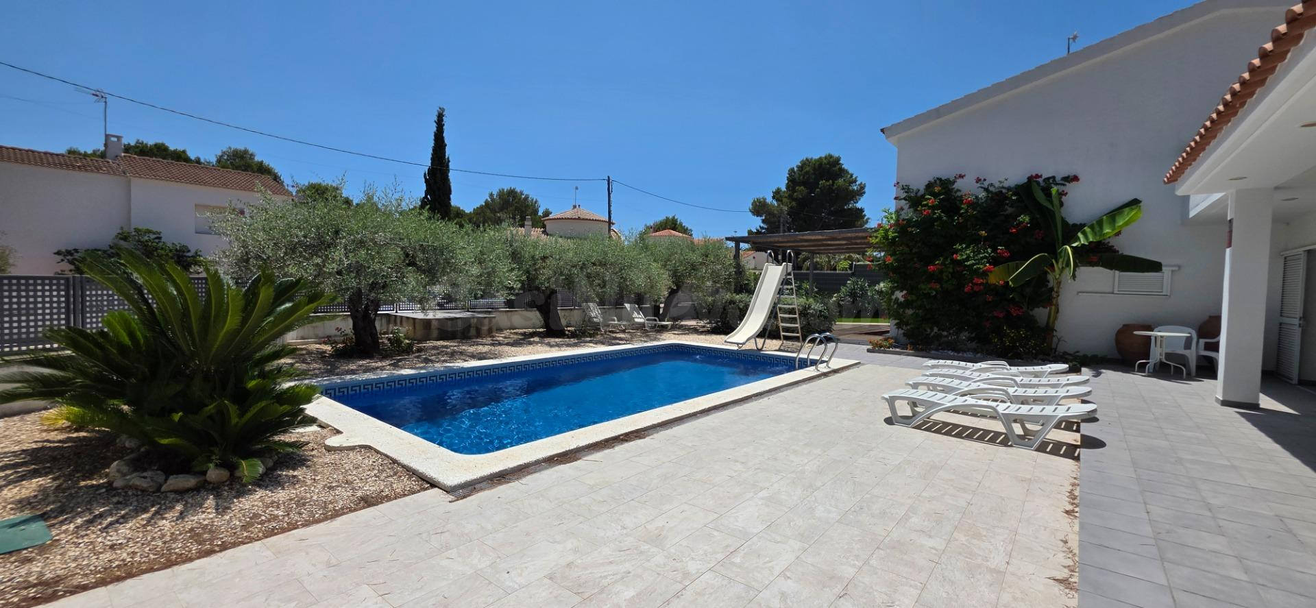 Exclusivo Chalet Reformado con Piscina Privada, a Solo 100 M