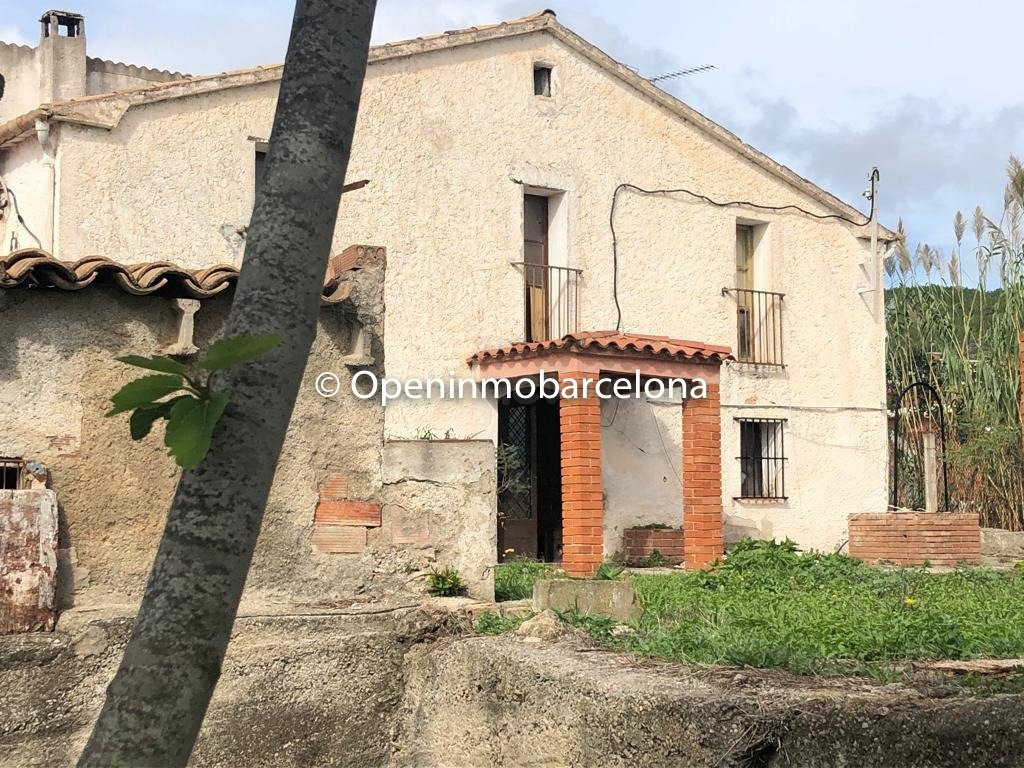 MASIA CATALANA CON GRAN PARCELA DE 3386 METRO EN TORRELLES DE FOIX