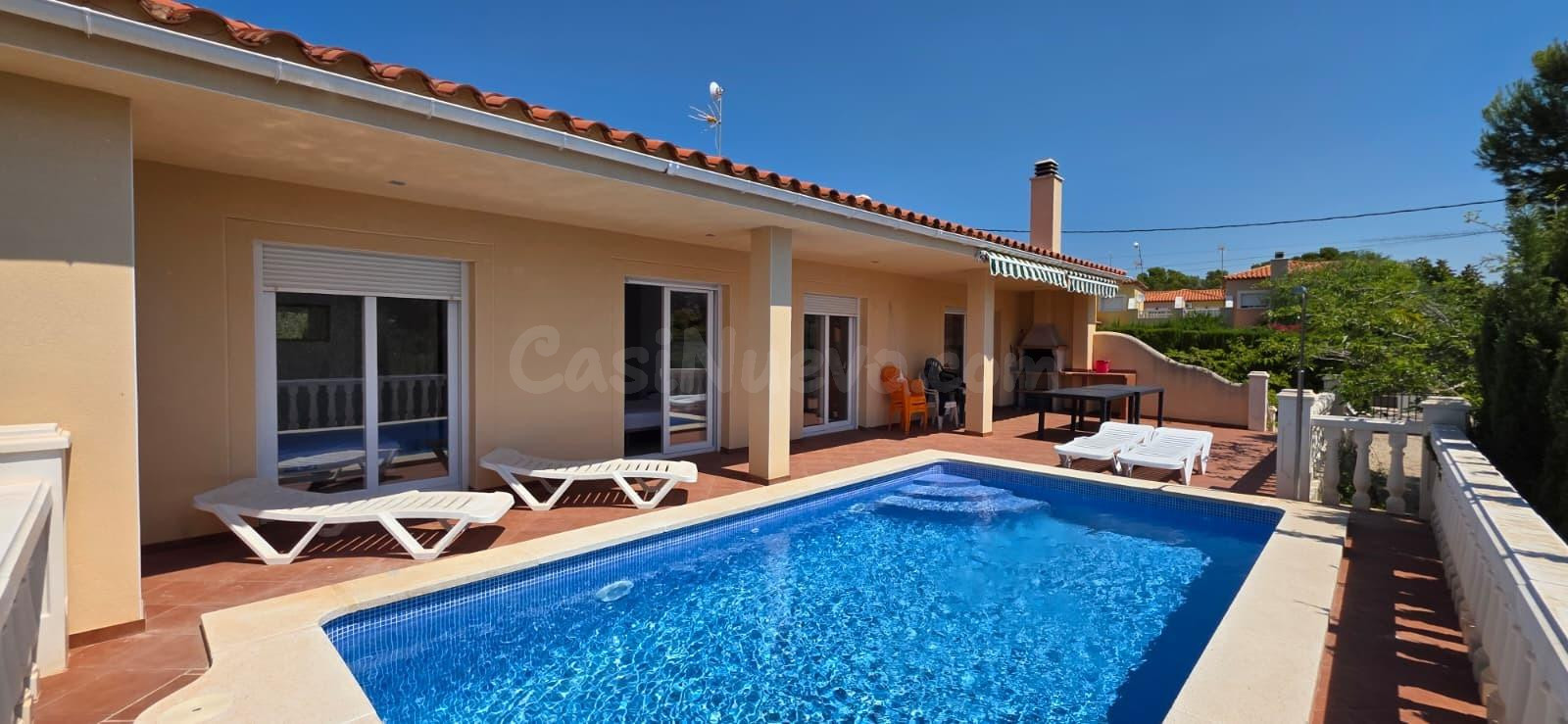 Chalet de reciente construcción con piscina y gran parcela a solo 800 metros del mar