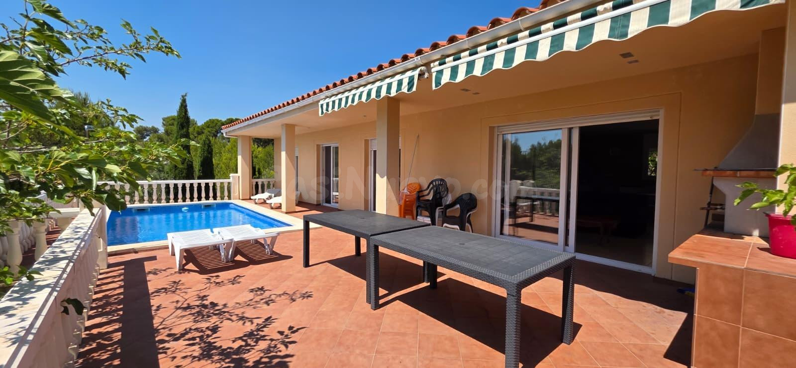 Chalet de reciente construcción con piscina y gran parcela a - foto 5