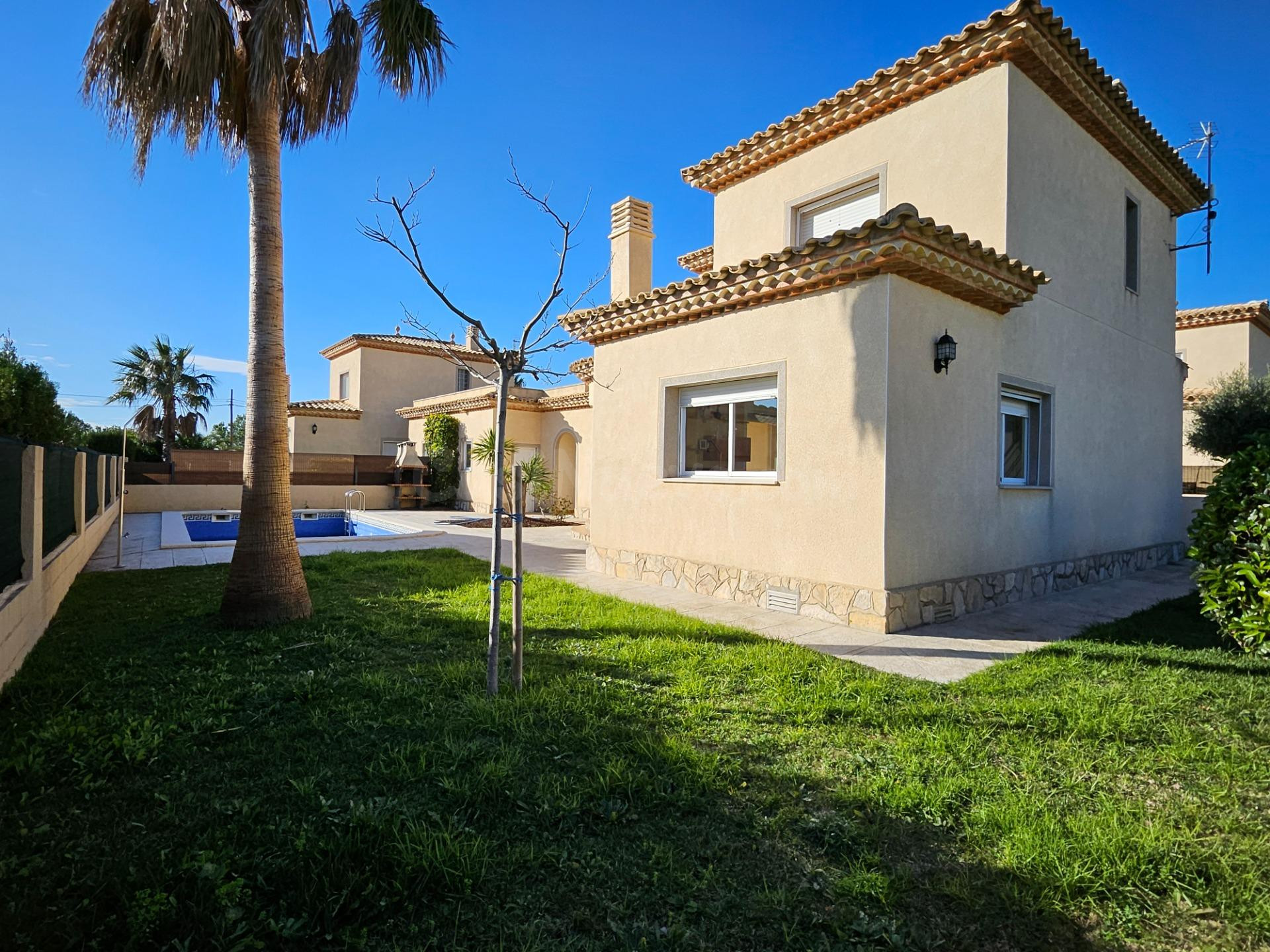 Bonito chalet con piscina y licencia turística a solo 1,5 km del mar en L’Ametlla de Mar
