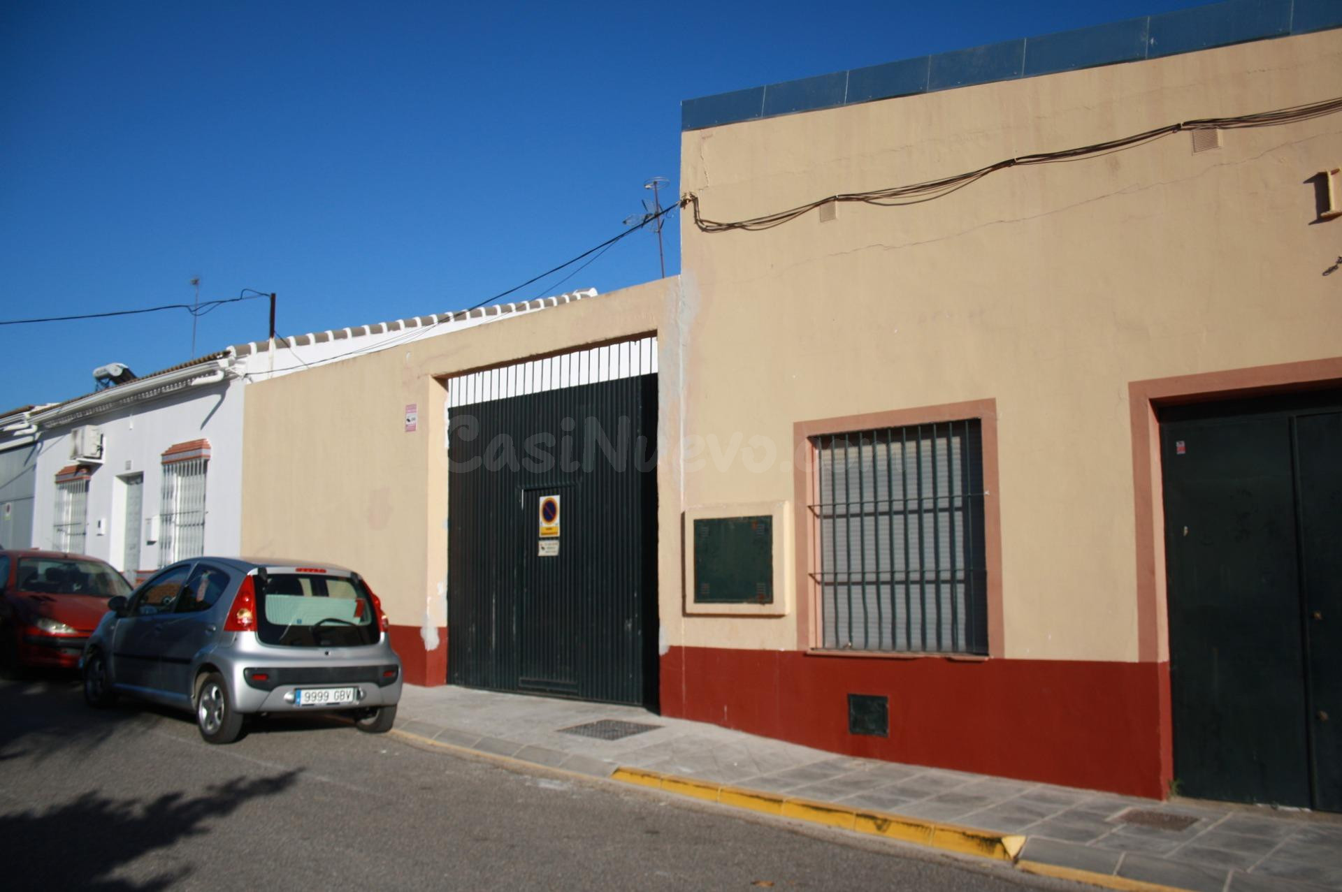 Local, oficina y cochera de alquiler en un mismo conjunto.