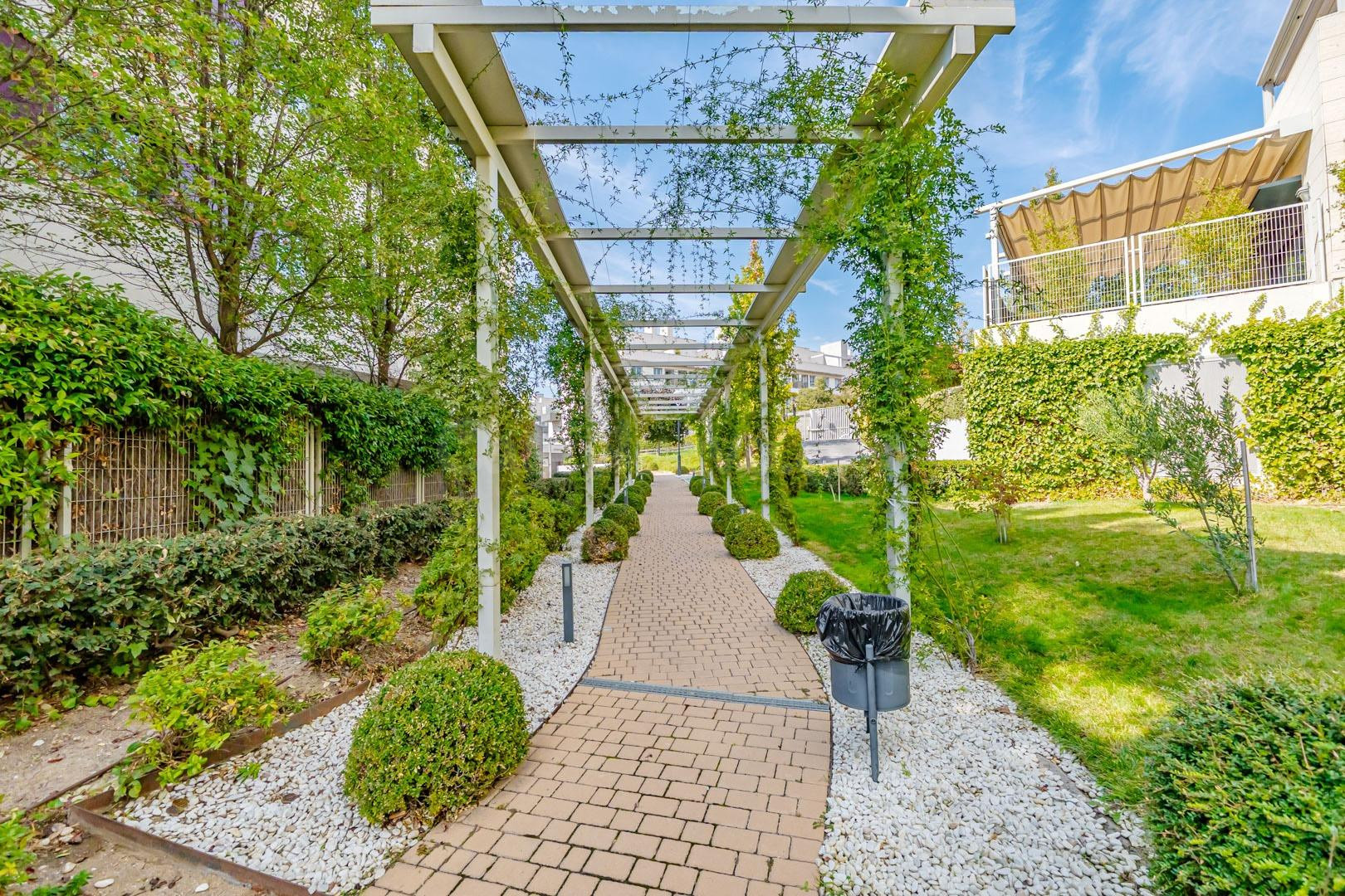 Exclusiva Vivienda en Planta Baja con Jardín Privado