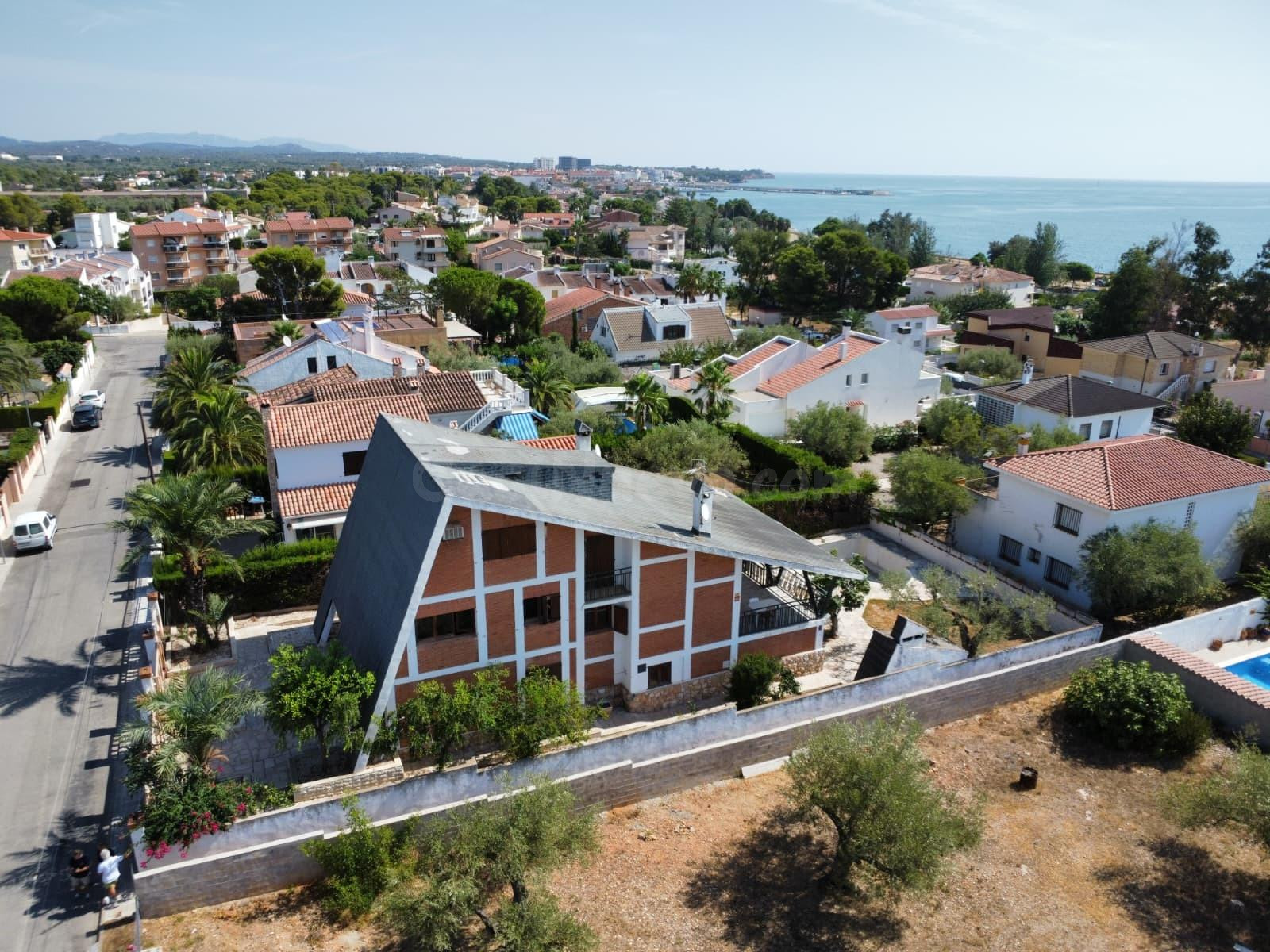 Singular chalet de inspiración alpina con piscina y gran potencial cerca del mar en l’Ampolla