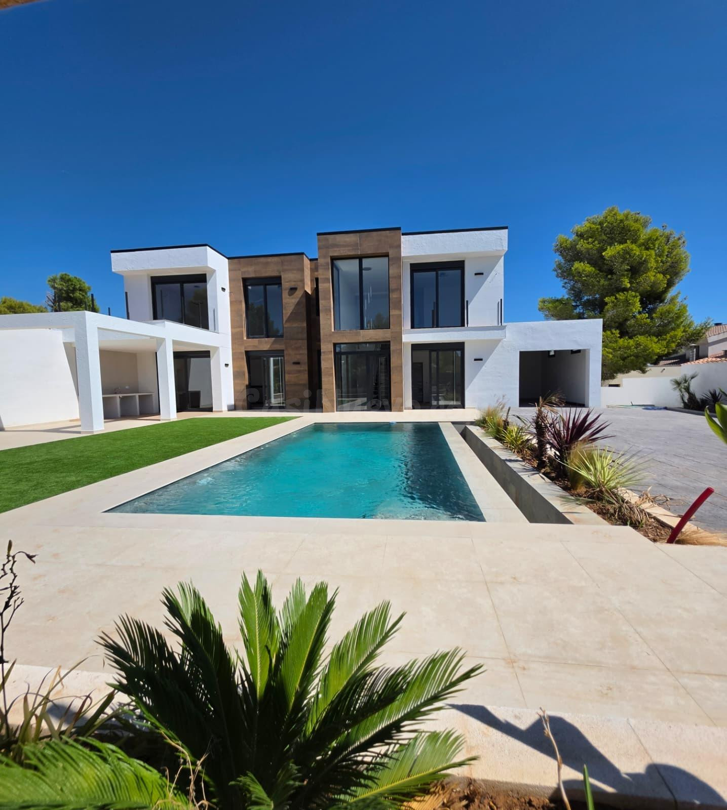 Exclusiva vivienda unifamiliar de obra nueva con piscina privada en l’Ametlla de Mar