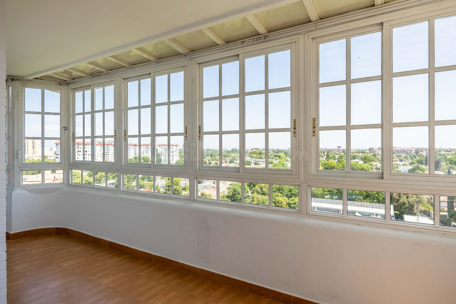Piso de lujo con terraza acristalada, garaje y trastero en S