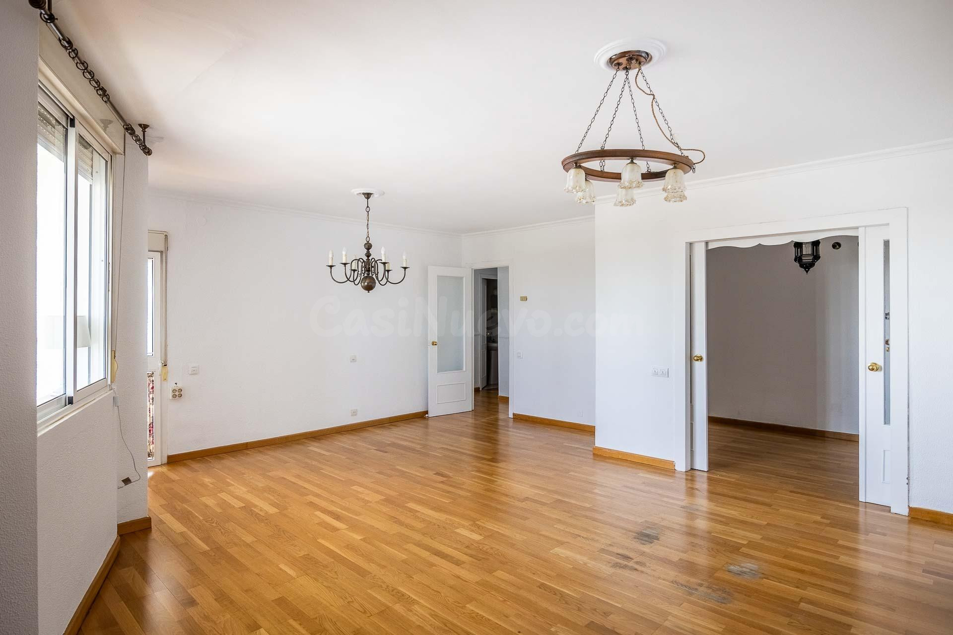 Piso de lujo con terraza acristalada, garaje y trastero en S - foto 2