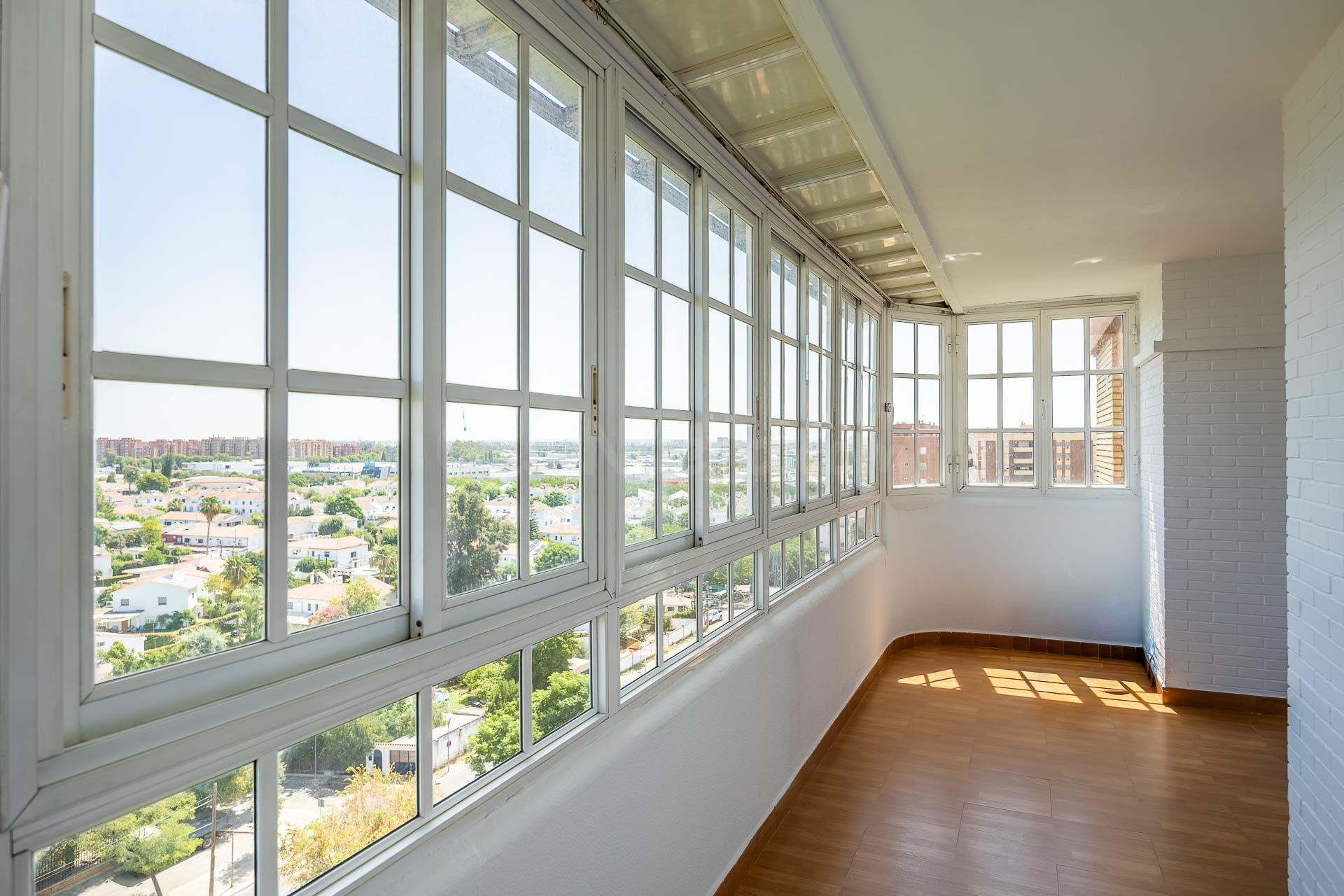 Piso de lujo con terraza acristalada, garaje y trastero en S - foto 4