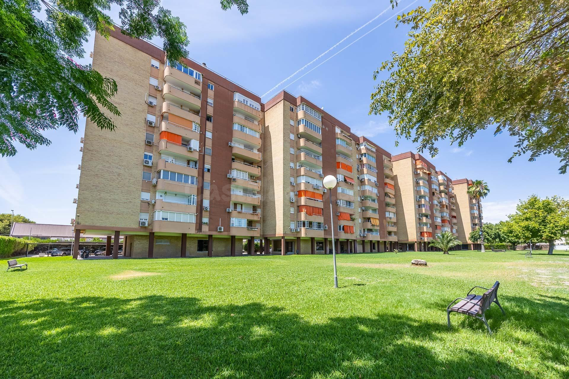 Piso de lujo con terraza acristalada, garaje y trastero en S - foto 5