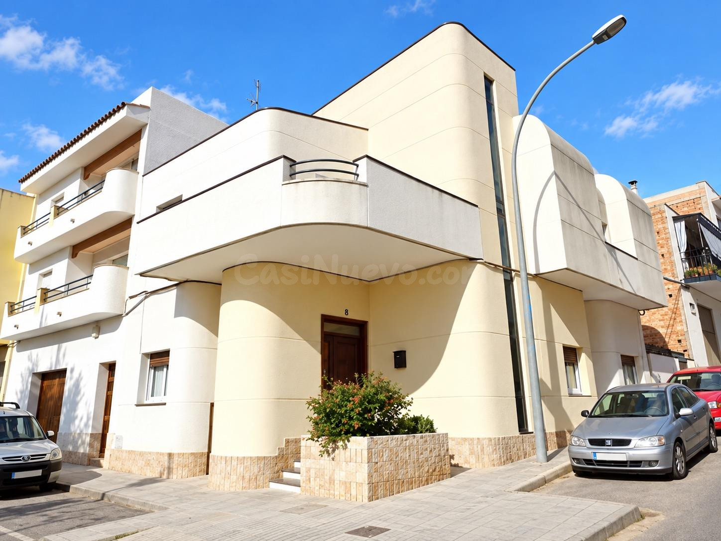 Casa esquinera con personalidad, amplitud y grandes terrazas en el centro de Sant Pere de Ribes