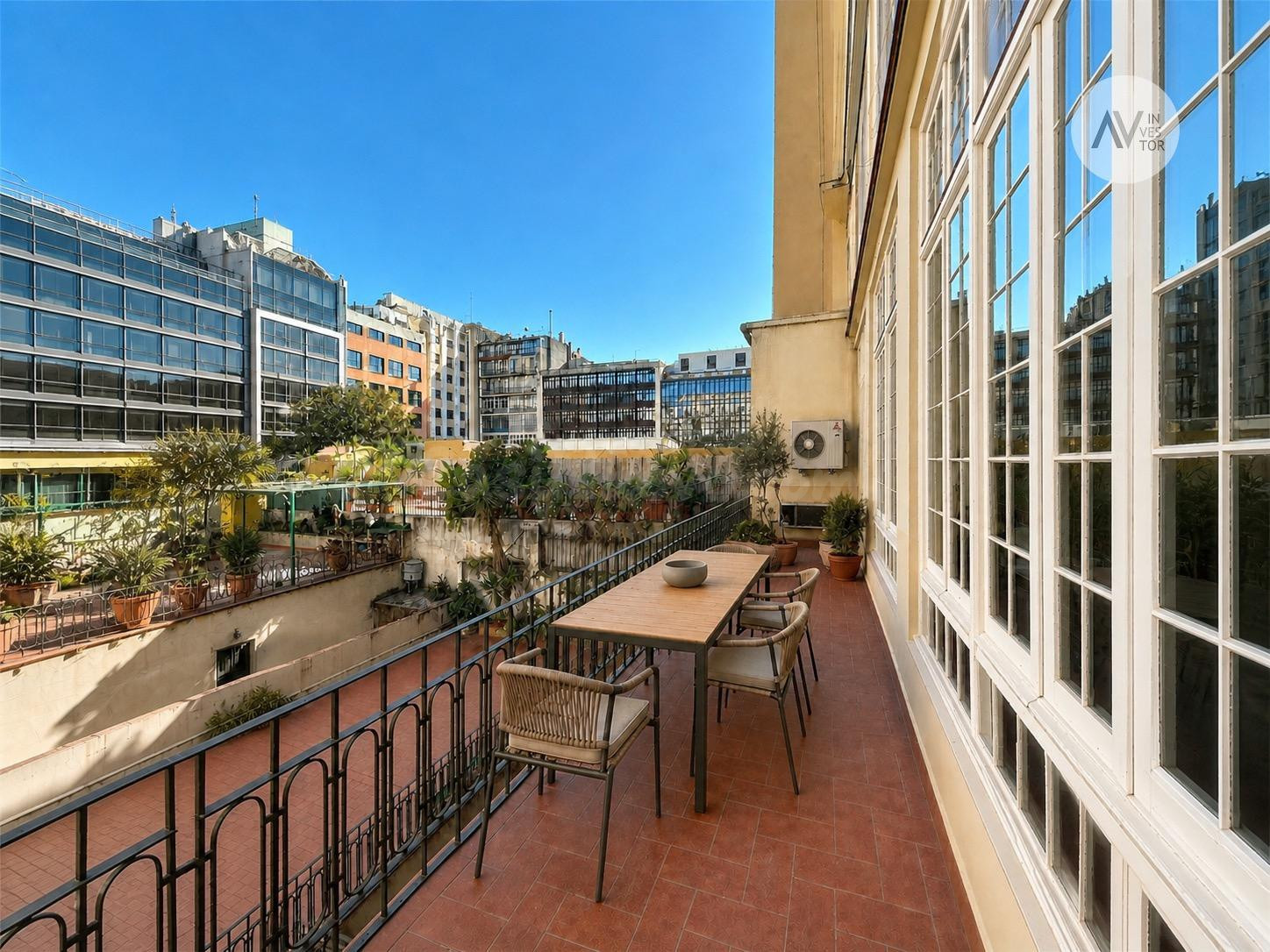Piso de prestigio para reformar en el corazón del Eixample Dret, a pocos pasos de Passeig de Gràcia
