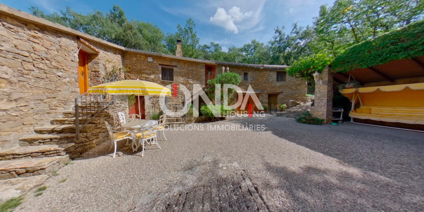 Impresionante Casa con Amplia Parcela en Biscarrí