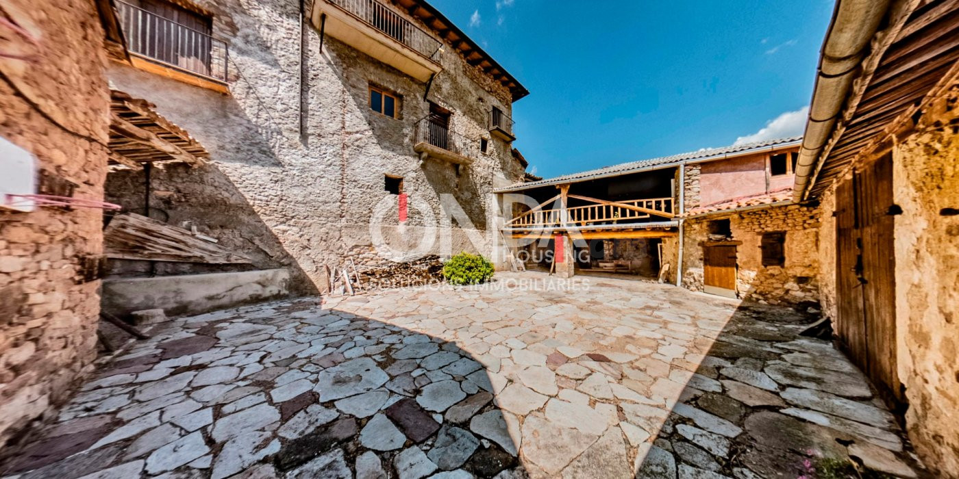 IMPRESIONANTE MASIA DE PATRIMONIO CULTURAL EN EL CENTRO DE ESTAVILL CON HUERTO ( VALL FOSCA)