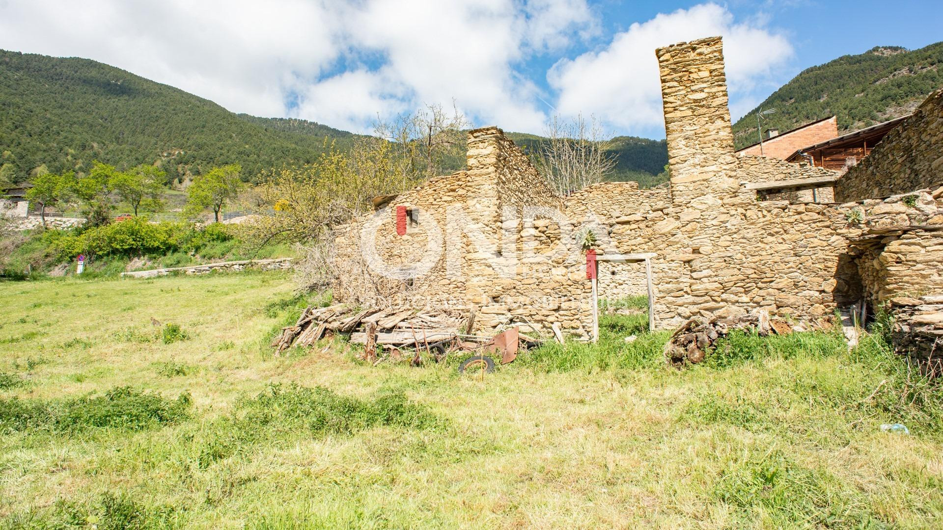 ¡Oportunidad! Runa urbana con terreno en el Pirineo
