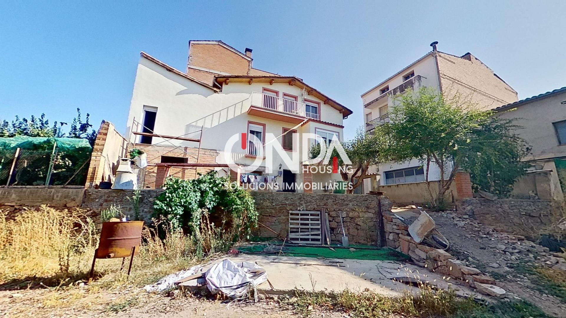 Hermosa Casa con Jardín en Venta en Tremp