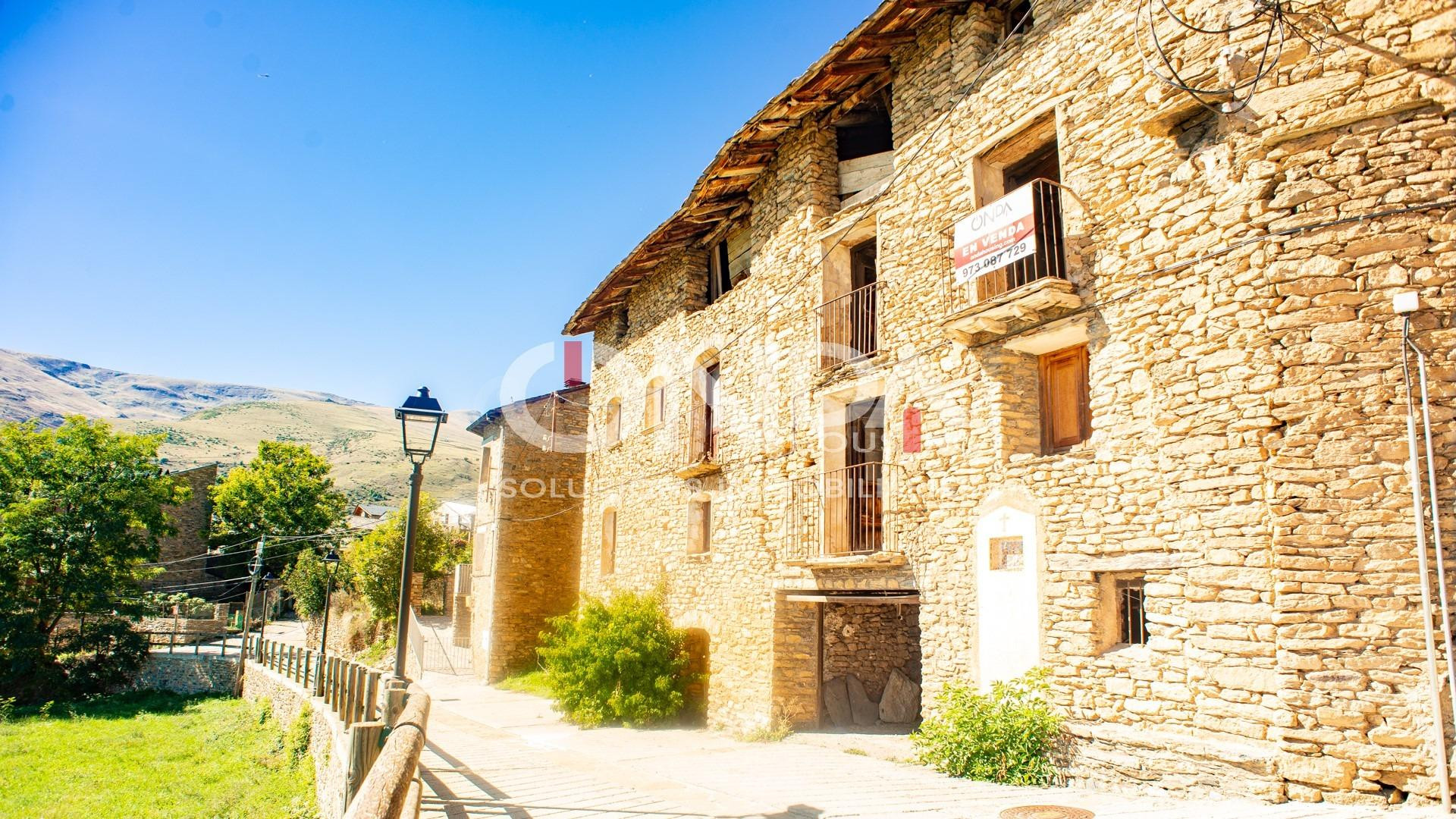 Casa i pajar para reformar en el Pirineo