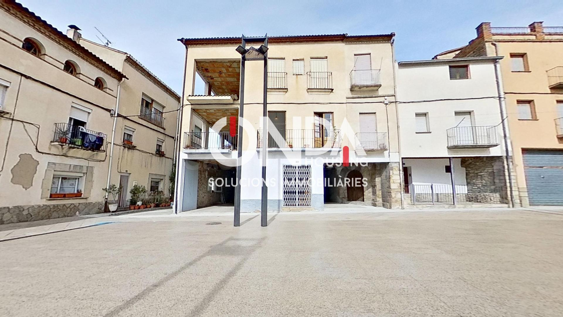 SE VENDE ESPECTACULAR CASA DE 575 M2 EN EL CENTRO DE ISONA
