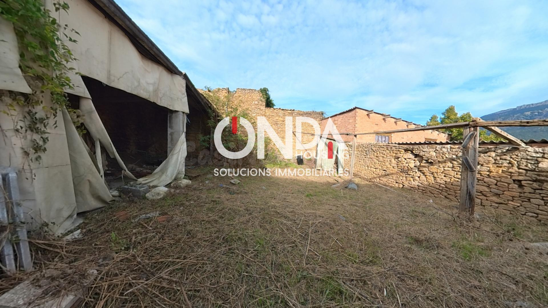 ✨ Se vende terreno urbano en el corazón de Àger, junto al majestuoso castillo medieval ✨