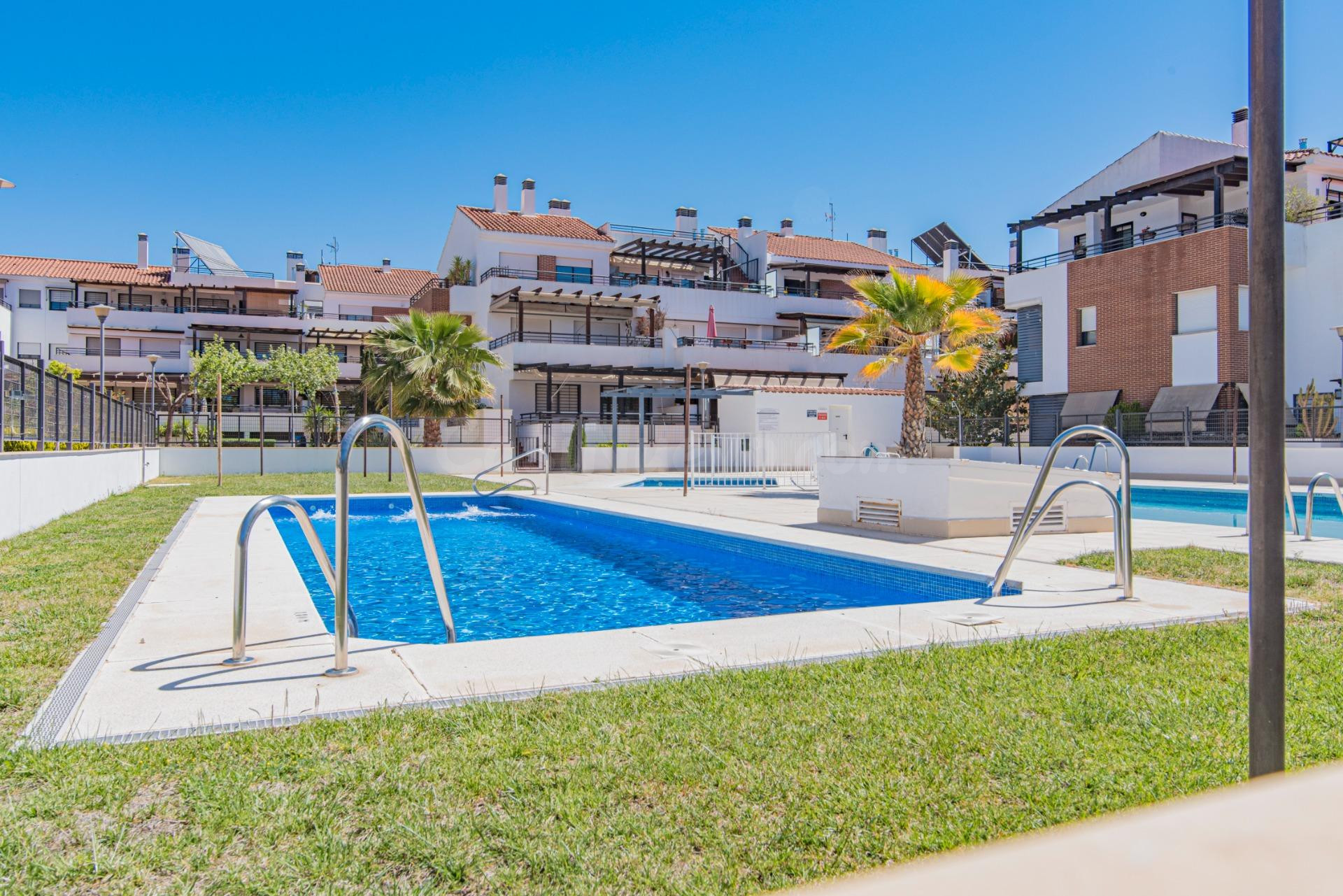 ESPECTACULAR BAJO CON PATIO PRIVADO DE 60 M2 EN URBANIZACIÓN CON PISCINAS Y PÁDEL