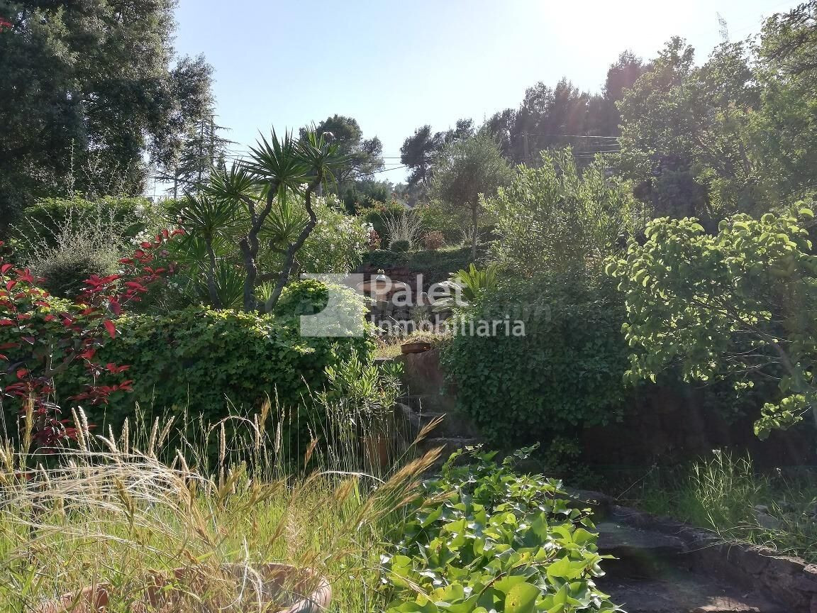 Terreno en Venta en Can Güell, Torrelles de Llobregat – 843 m2 con Acceso por Dos Calles