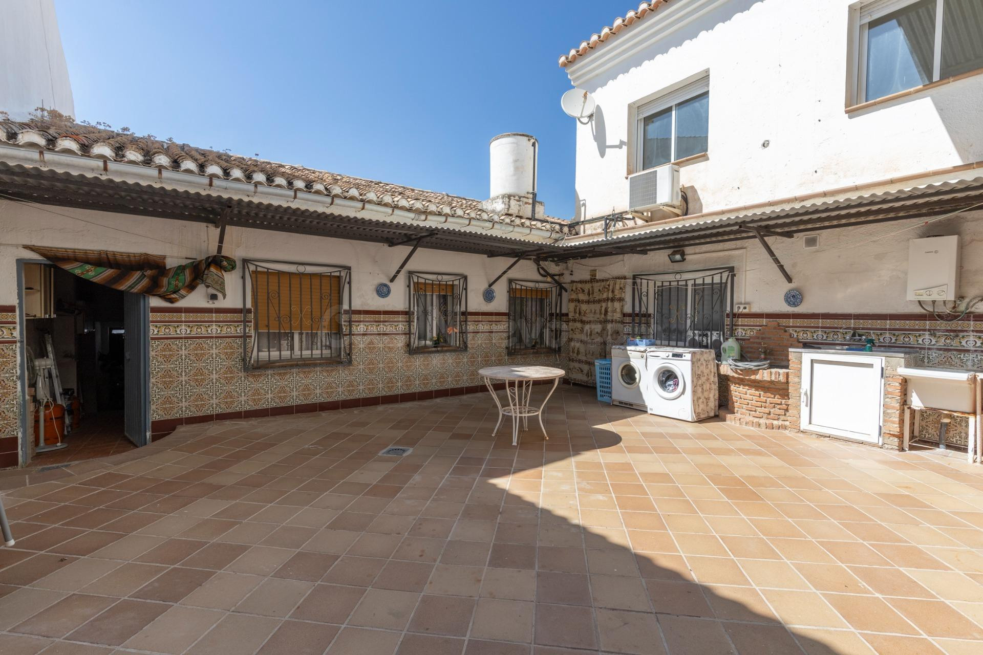 EXCELENTE OPORTUNIDAD EN LA ZUBIA CON PATIO Y JARDÍN