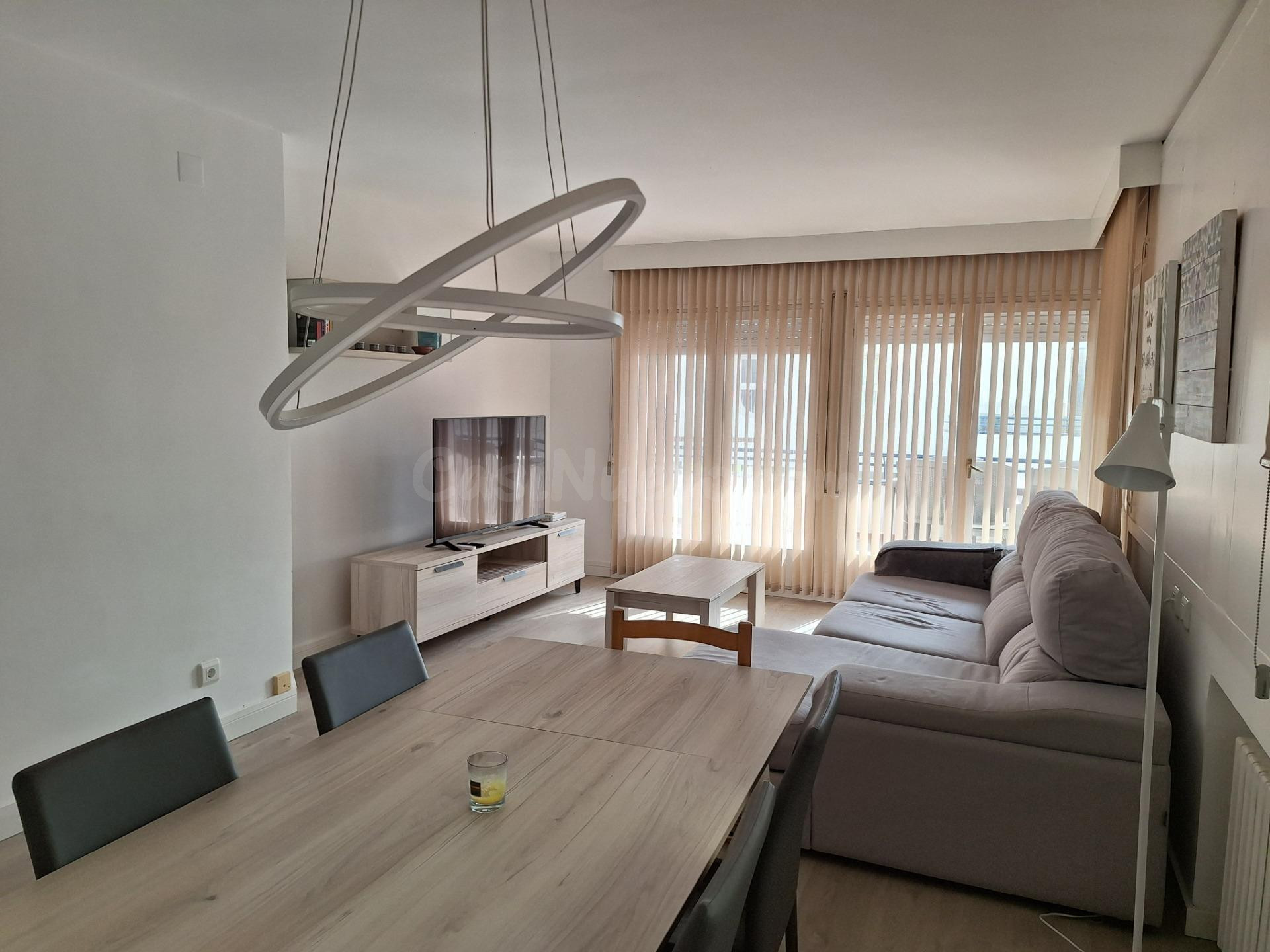 VINYET ALTO STANDING