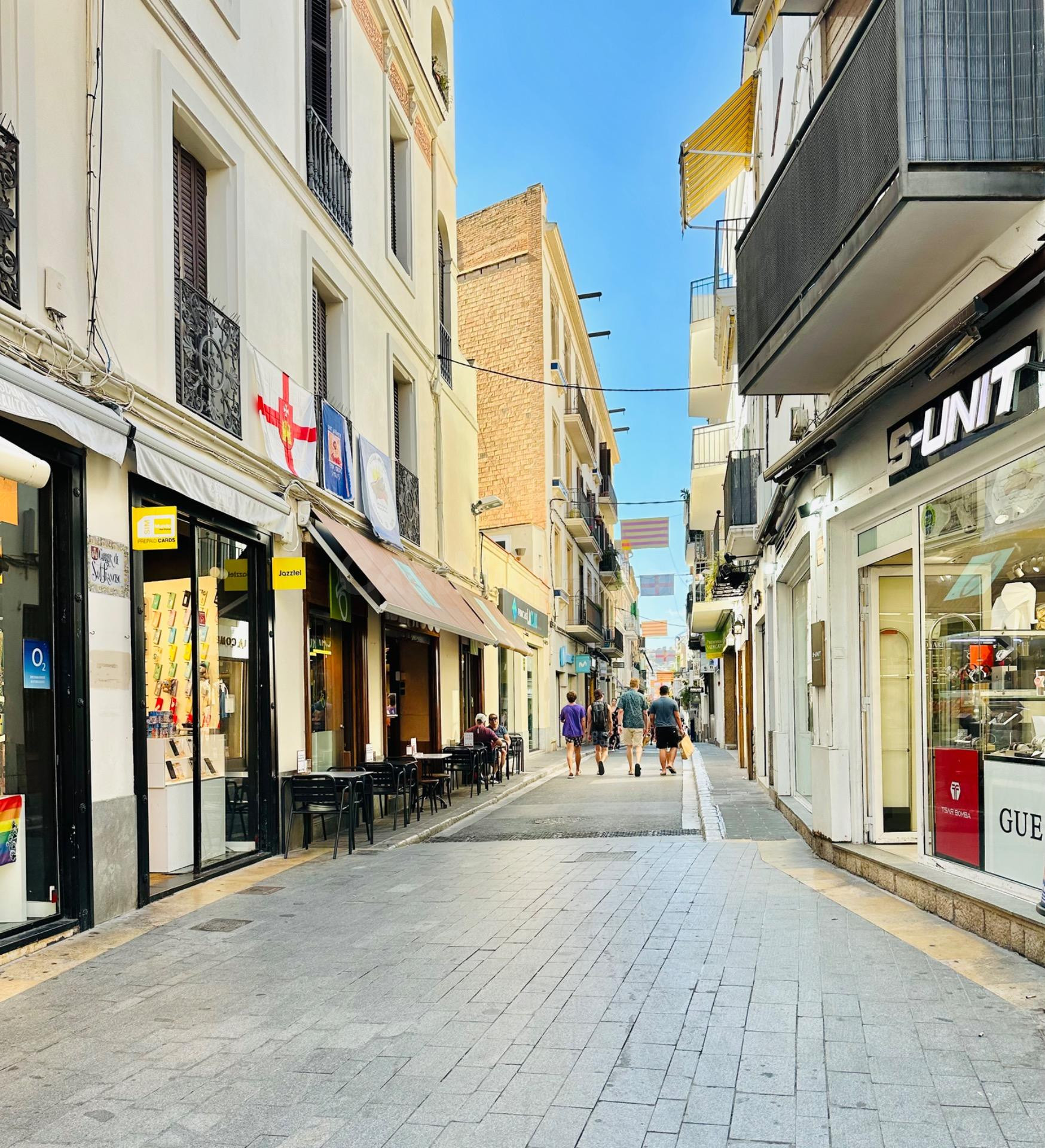 Local comercial junto al Cap de la Vila · Una ubicación para dar visibilidad a tu marca