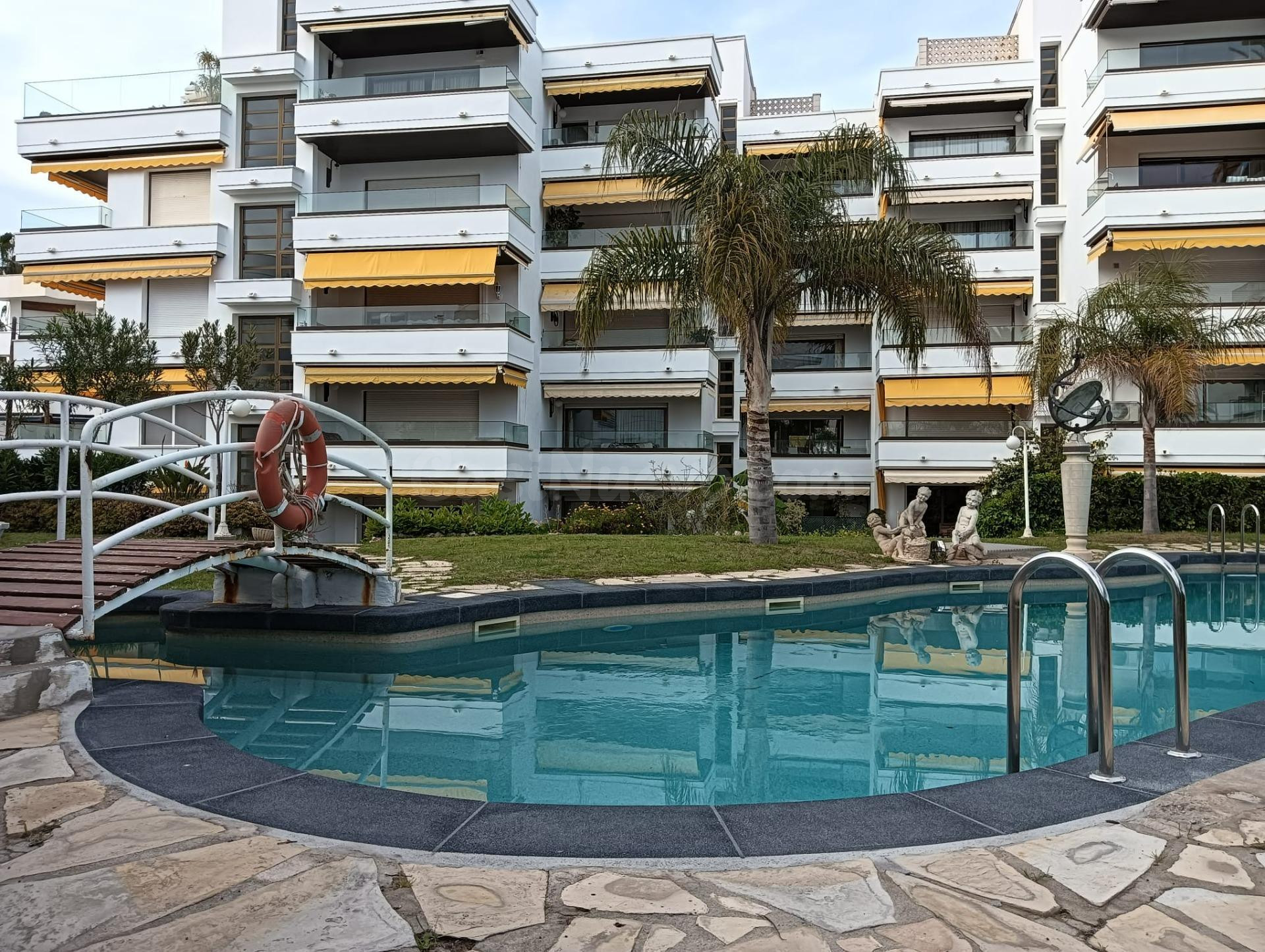 Dúplex con Piscina en Primera Línea