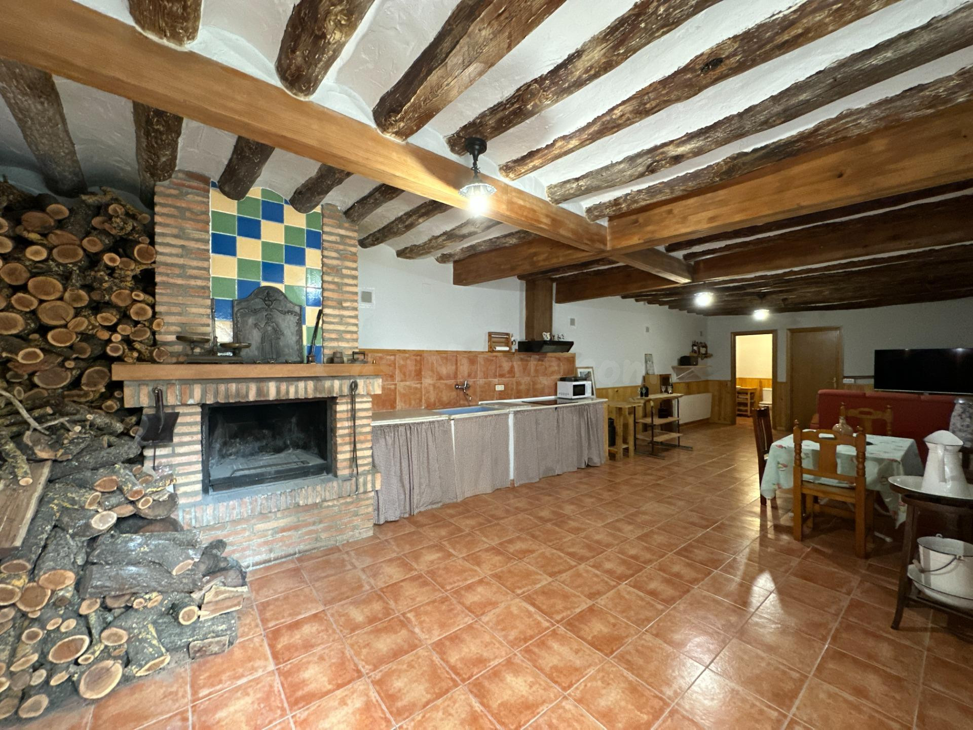 Vivienda con bodega equipada y local comercial independiente