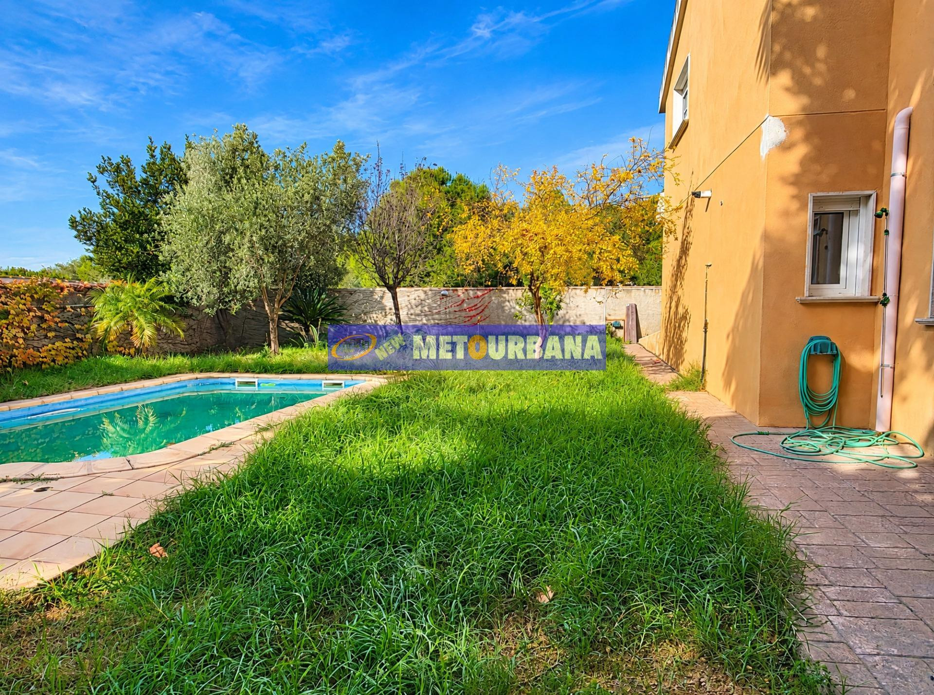 EXCLUSIVO CHALET INDEPENDIENTE CON GRAN JARDIN Y PISCINA EN 