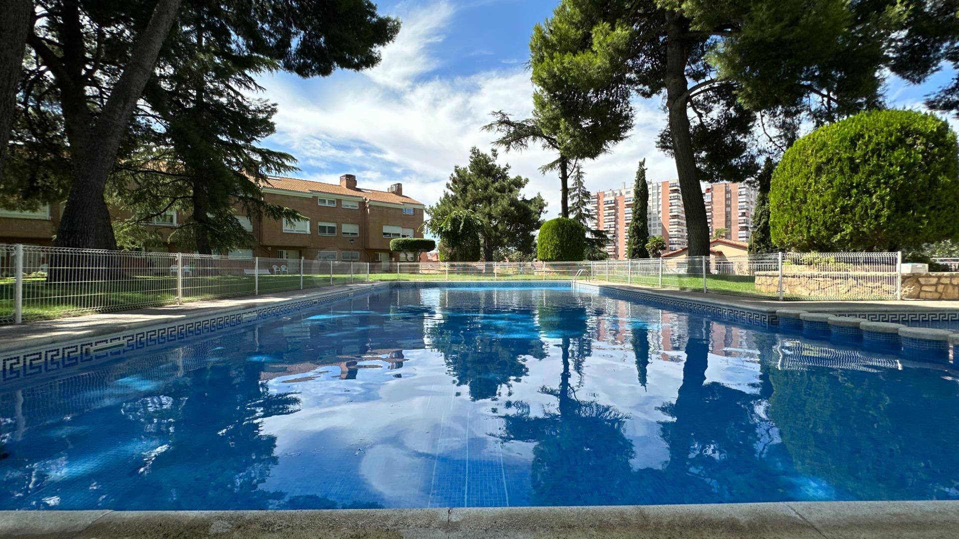 CHALET ADOSADO DE 240 M2 CON JARDÍN, ÁTICO DE 50 M2, GARAJE PARA 2 COCHES. SQUASH Y PISCINA