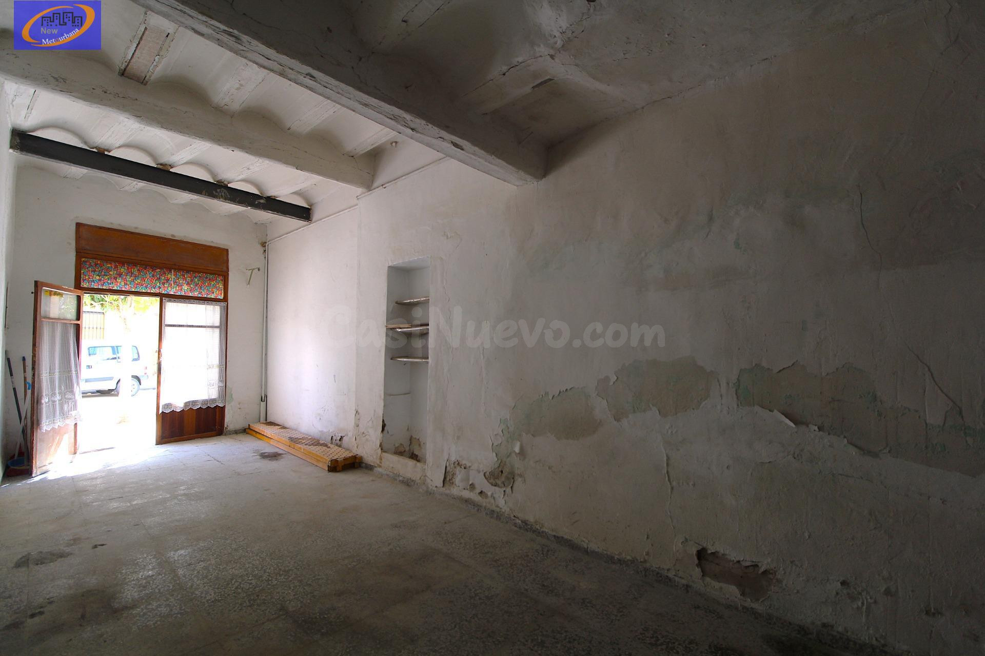 Oportunidad de inversión en Utiel: Local comercial para reformar por €23,000