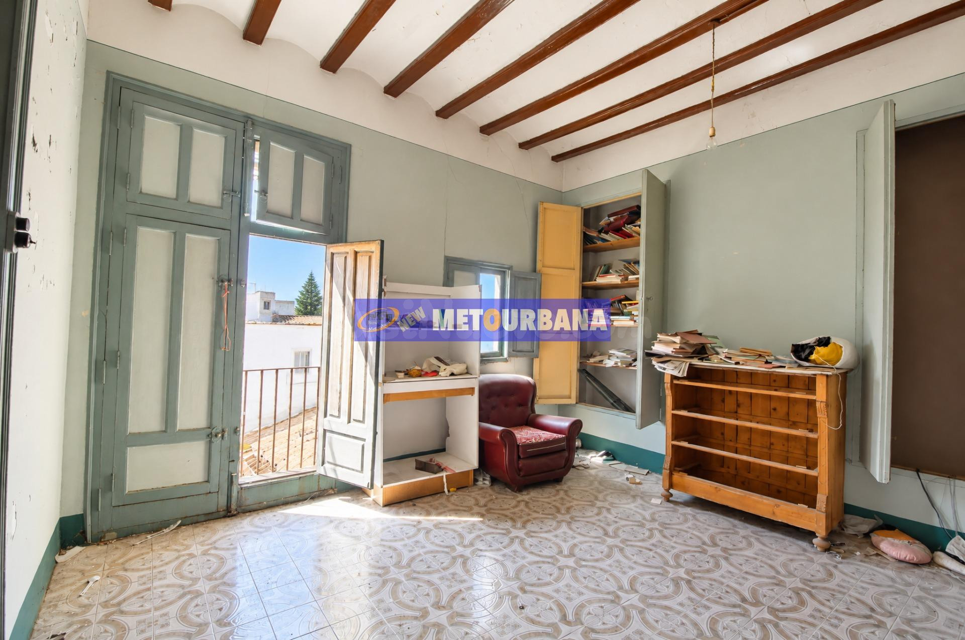 Casa con buhardilla y bodega en Utiel