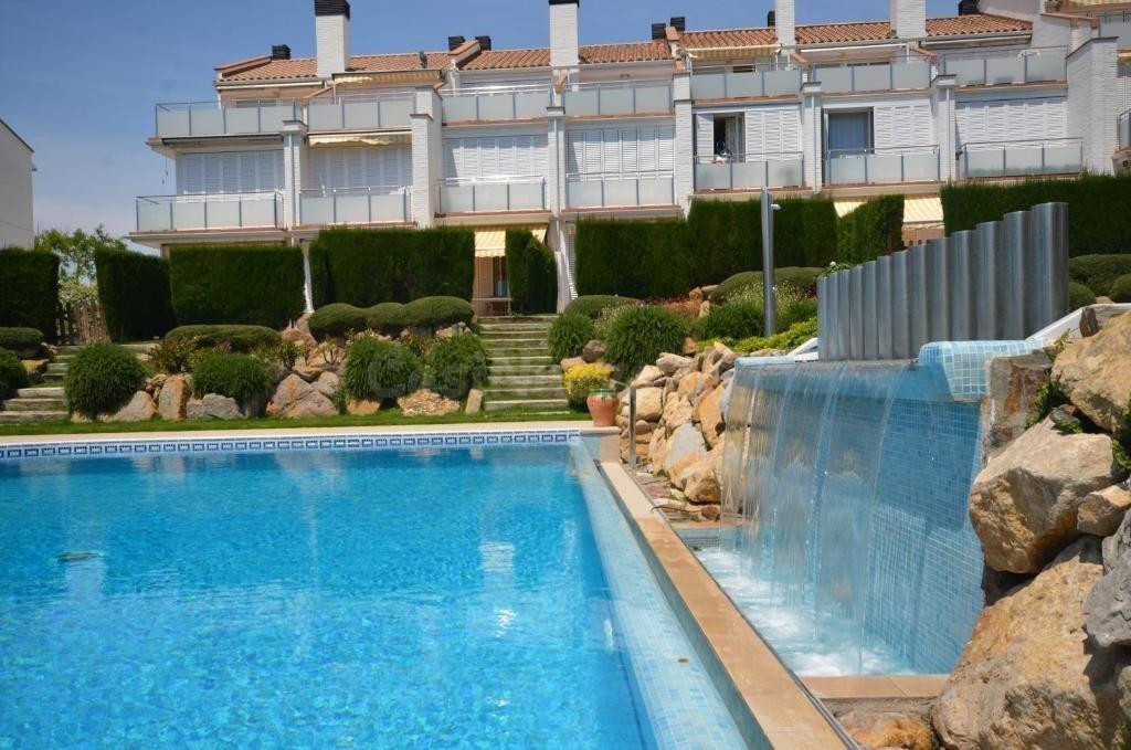 EXCLUSIVA CASA PAREADA EN S’AGARÓ CON JARDÍN PRIVADO, 2 PISCINAS Y GARAJE | PARC SANT RAMON