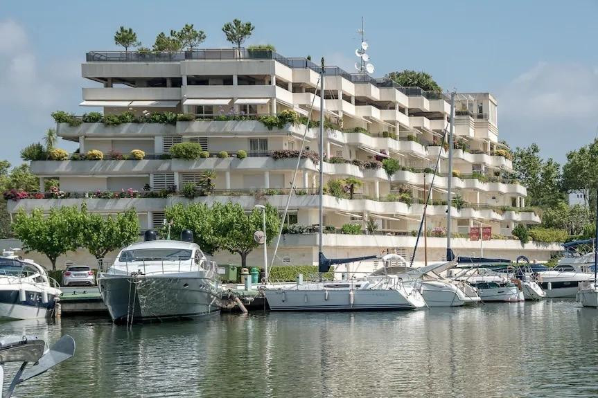 EXCLUSIVO PISO EN PORT D’ARO CON VISTAS AL CANAL, DOS TERRAZAS, PISCINA EN AZOTEA, PARKING Y TRASTERO