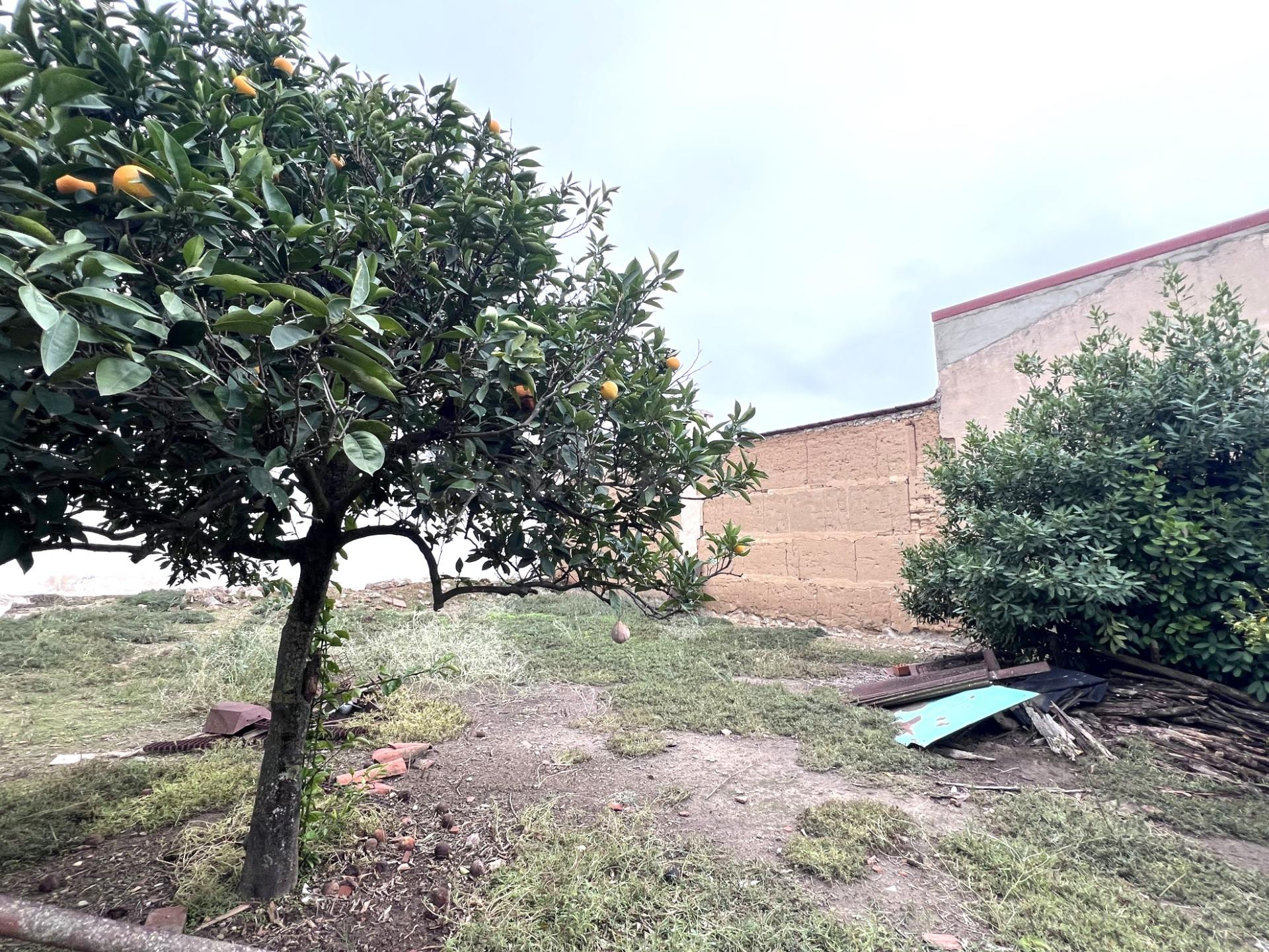 CASA-SOLAR  EN AVENIDA DEL PILAR CON APROX. 400 M2