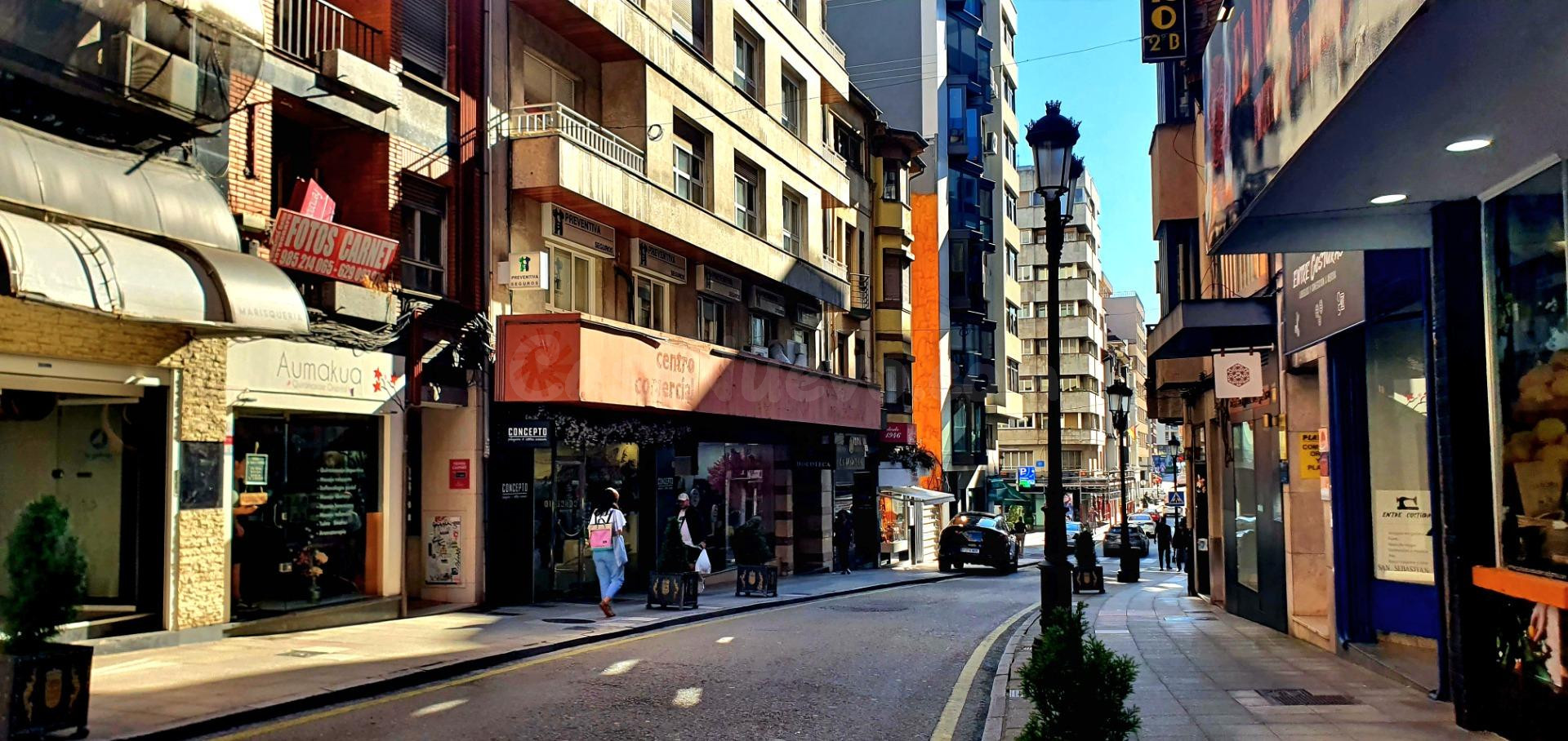 LOCAL COMERCIAL EN PLENO CENTRO DE OVIEDO – 210 m2  – ALQUILER /TRASPASO DE PAPELERÍA EMBLEMÁTICA