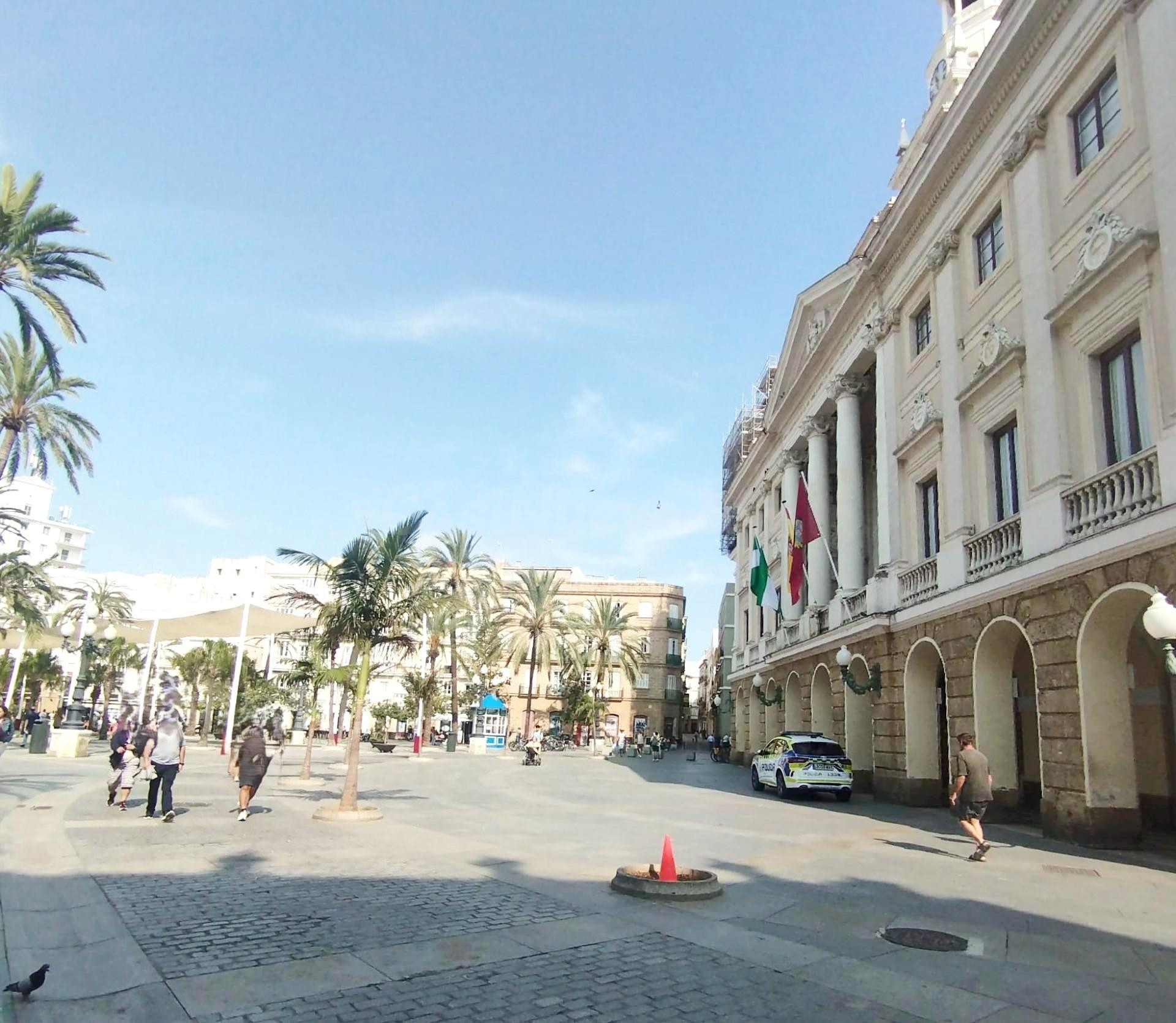 ZONA AYUNTAMIENTO - CÁDIZ - ¡ 3 habitaciones Y EXTERIOR !