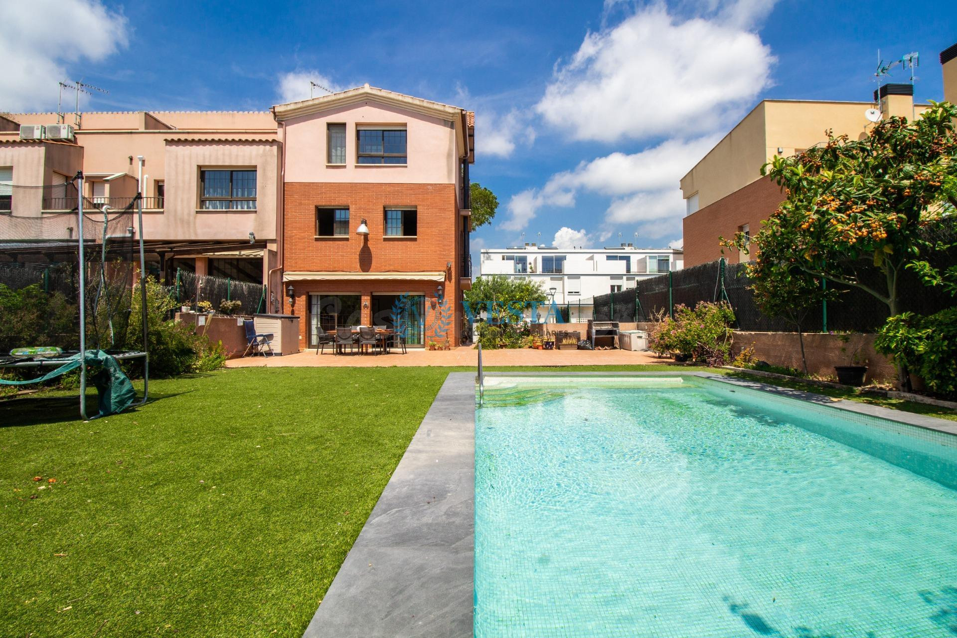 ESPECTACULAR VIVIENDA CON PISCINA Y PARKING EN RIUDOMS