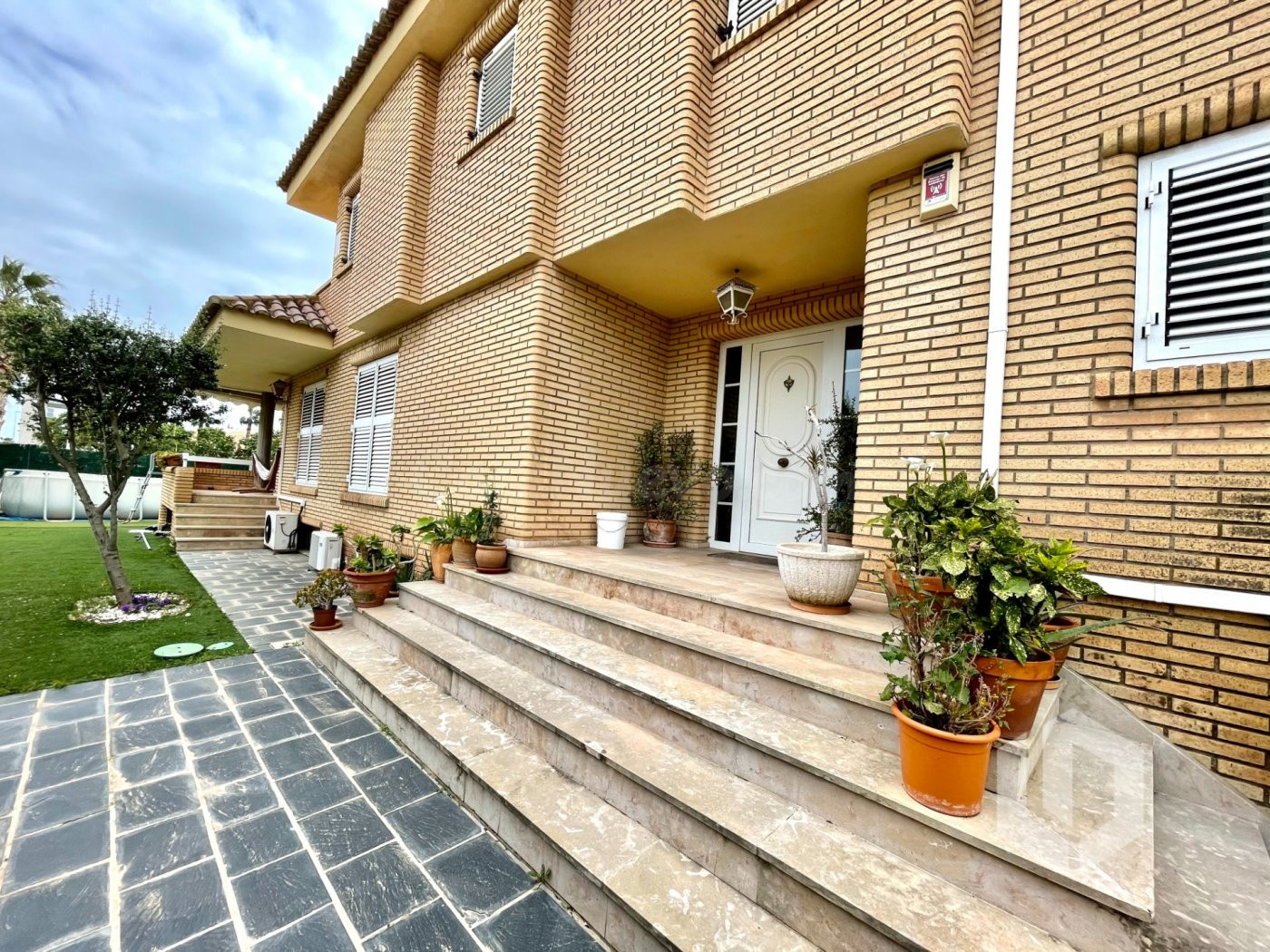 Espacioso y único chalet en venta en playa de Sagunto