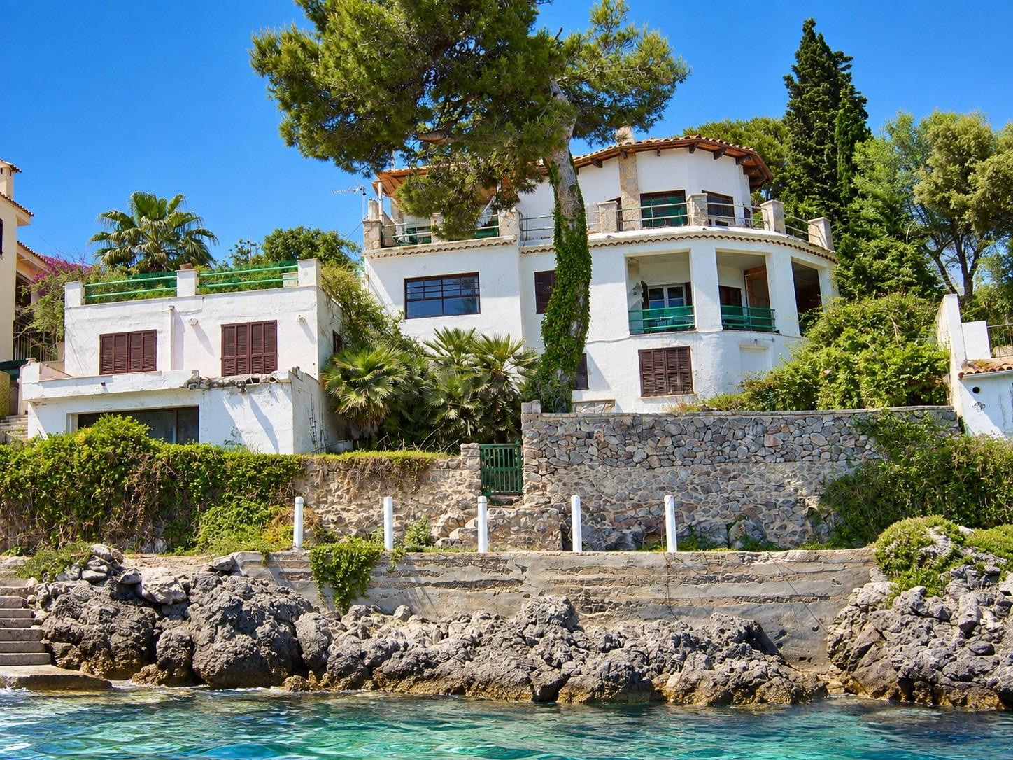 EXCLUSIVA VILLA EN PRIMERA LÍNEA DE MAR CON ACCESO DIRECTO AL AGUA EN ALCANADA, ALCÚDIA