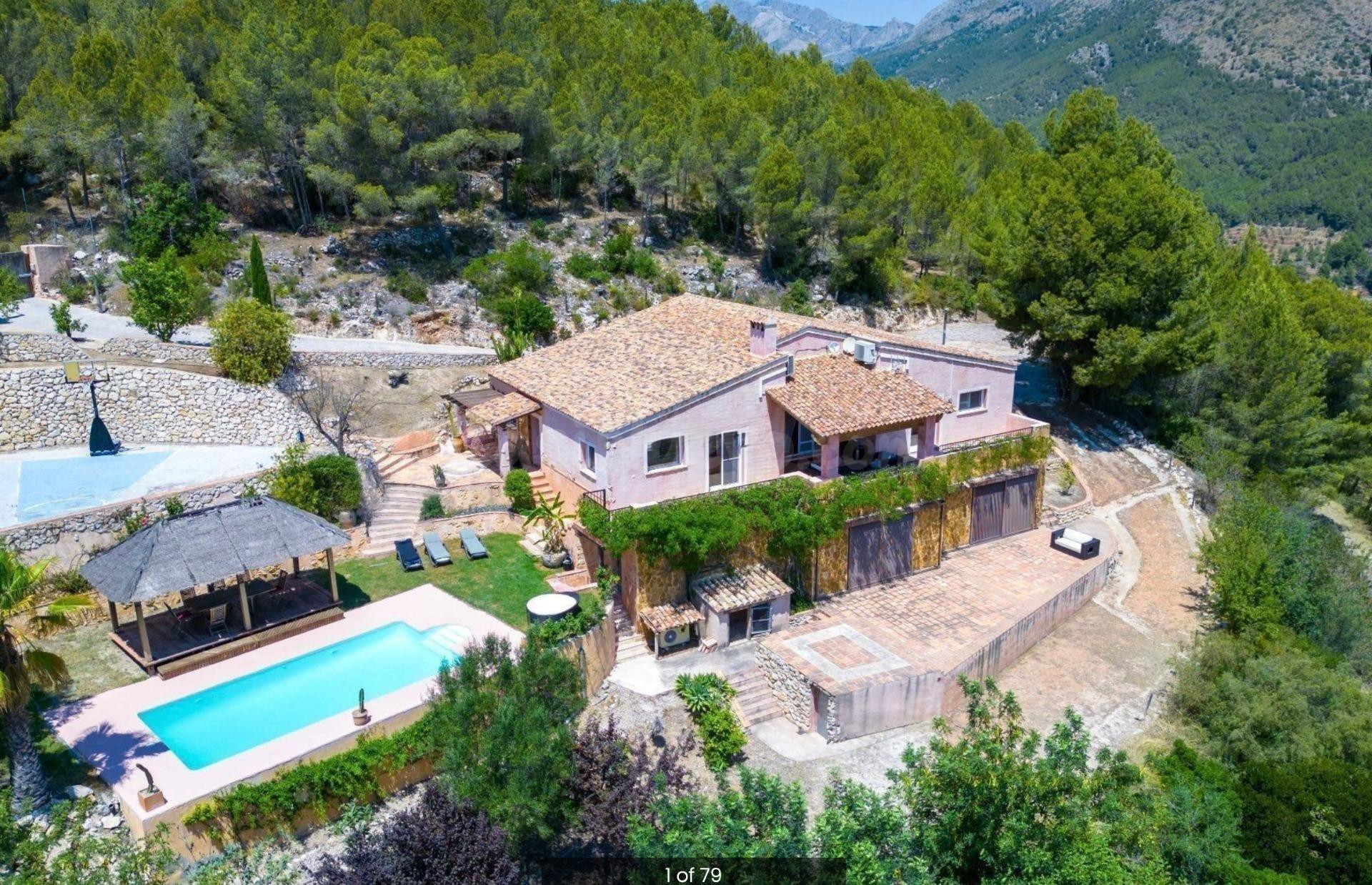 Espectacular Villa con Vistas Panorámicas al Mar y la Montañ