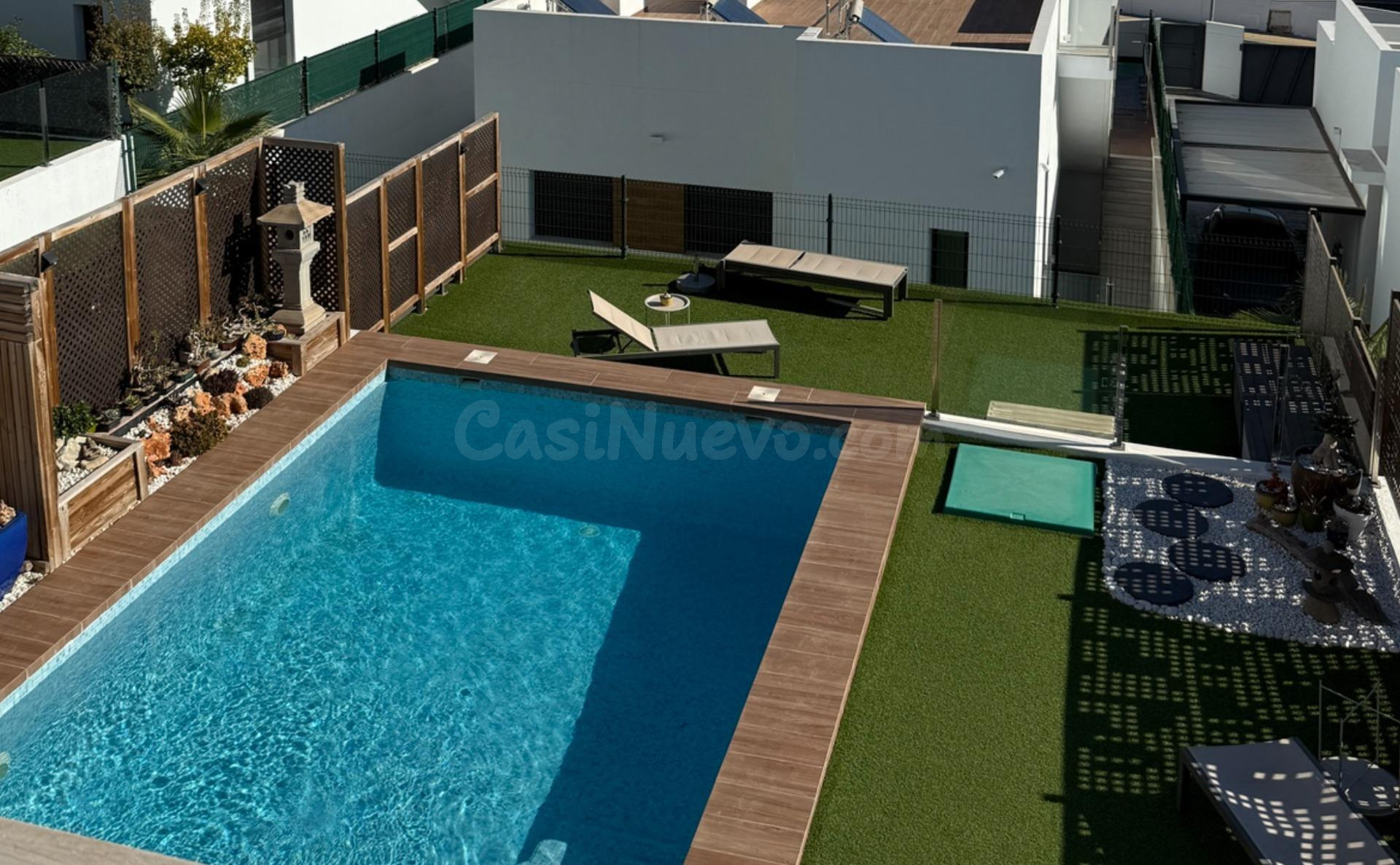 Moderno adosado con vistas al mar y jardín privado en Finestrat