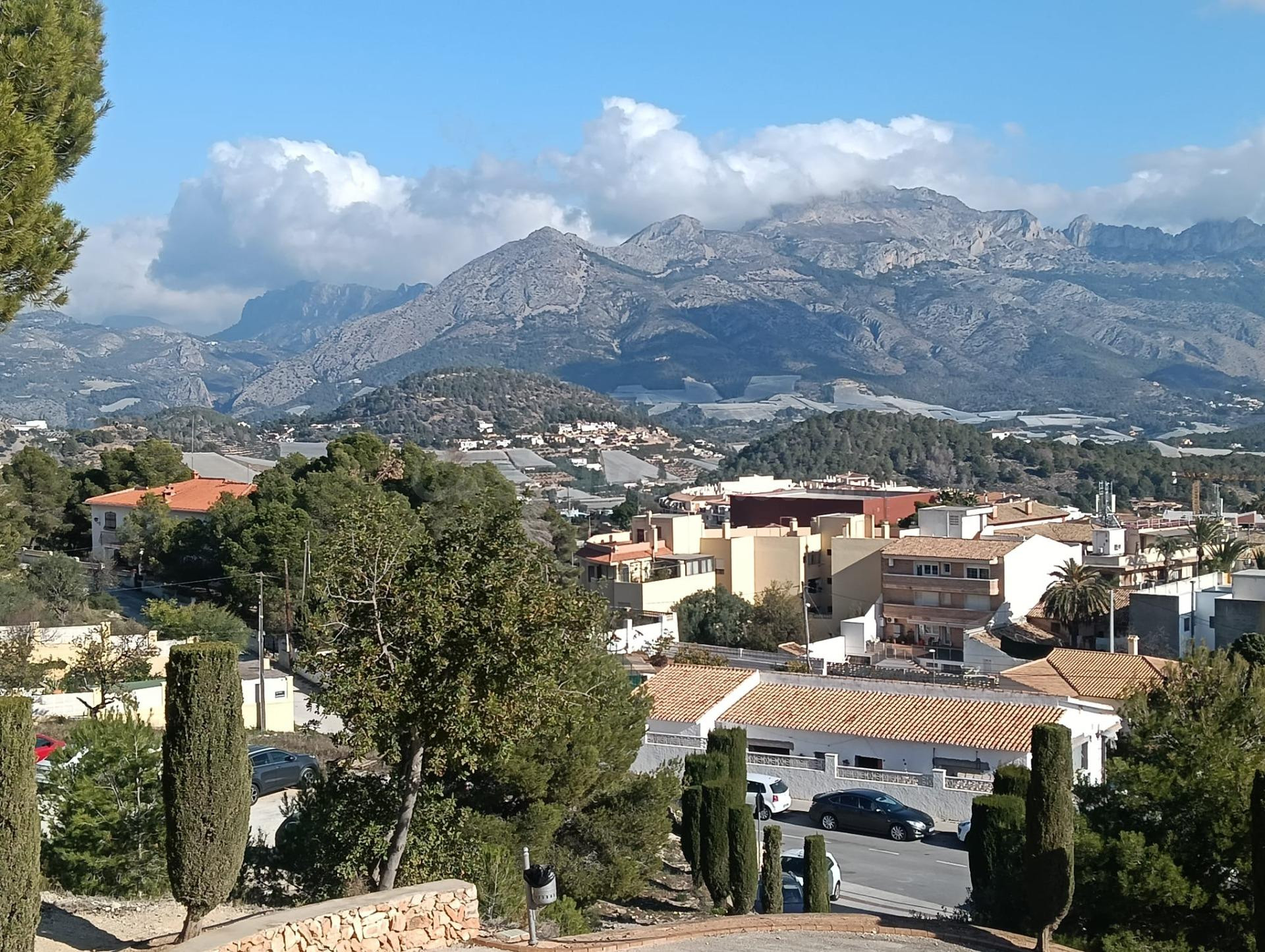 ¡Oportunidad Única de Inversión! Chalet Doble con 6 Dormitorios y Vistas Panorámicas al Mar en La Nucía