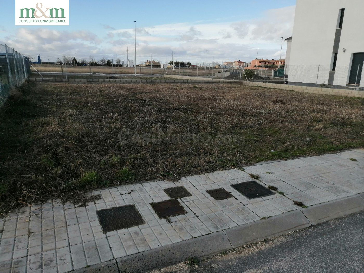 se vende parcela urbana en Moriscos, vallada y con todos los servicios